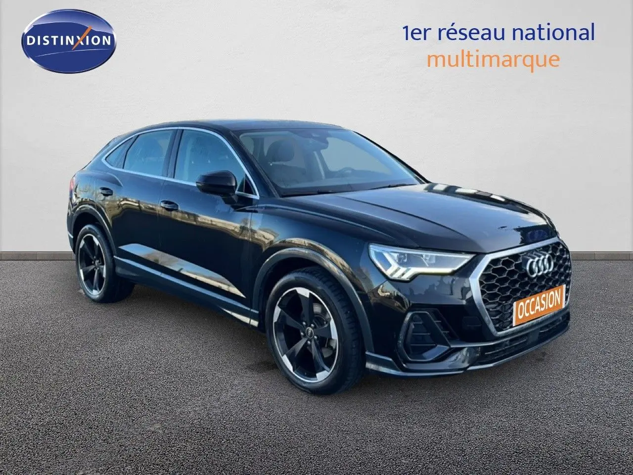 Audi Q3 Sportback noir mythic en 3/4 avant droit, mettant en valeur sa calandre hexagonale et ses jantes noires distinctives.