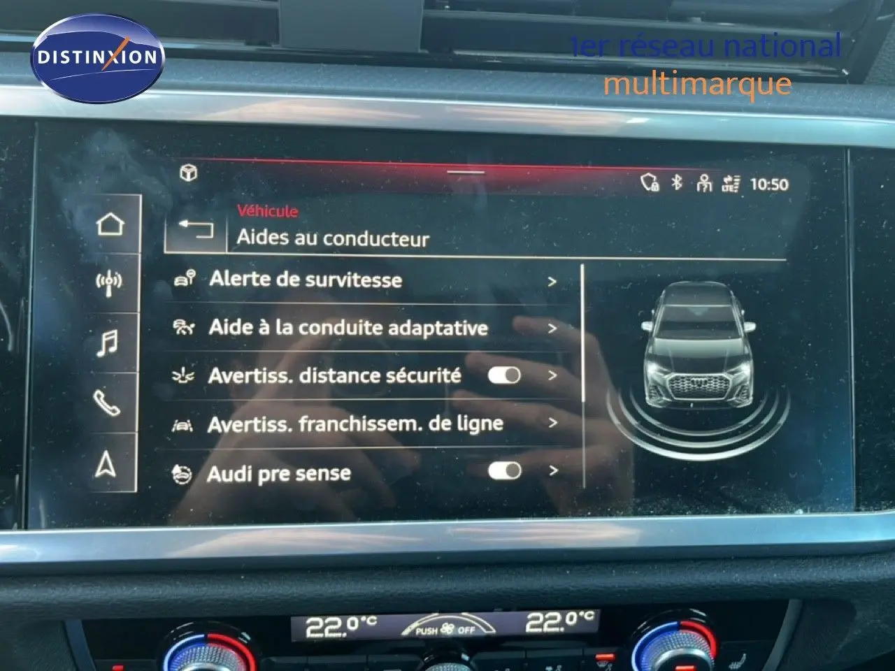 Écran central intérieur affichant les aides à la conduite de l'Audi Q3 Sportback 35 2.0 TDI 2022 en noir mythic.