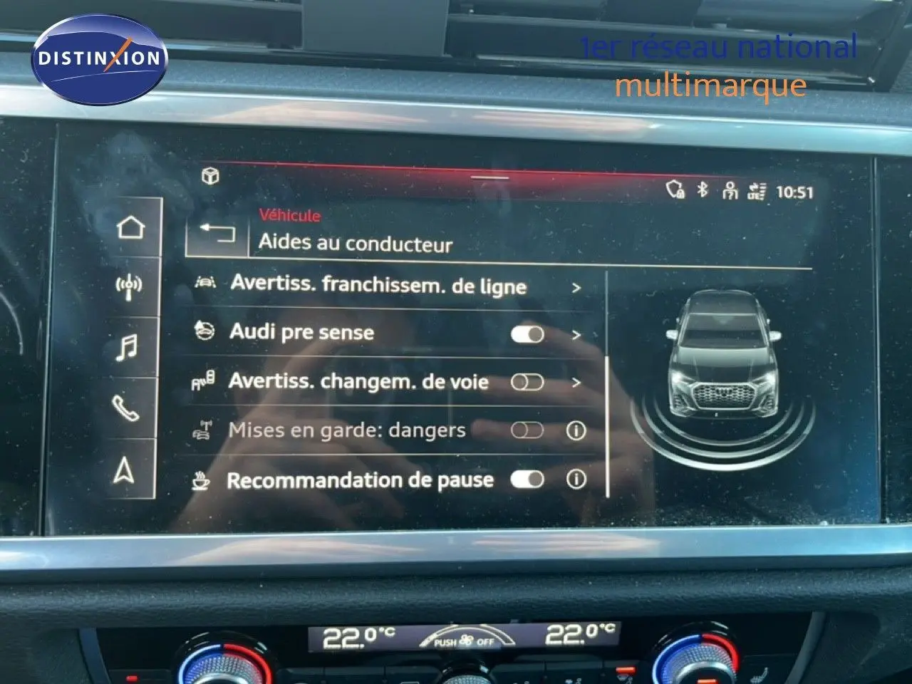 Écran tactile intérieur affichant les aides à la conduite du Audi Q3 Sportback noir mythic, vue de face du tableau de bord.