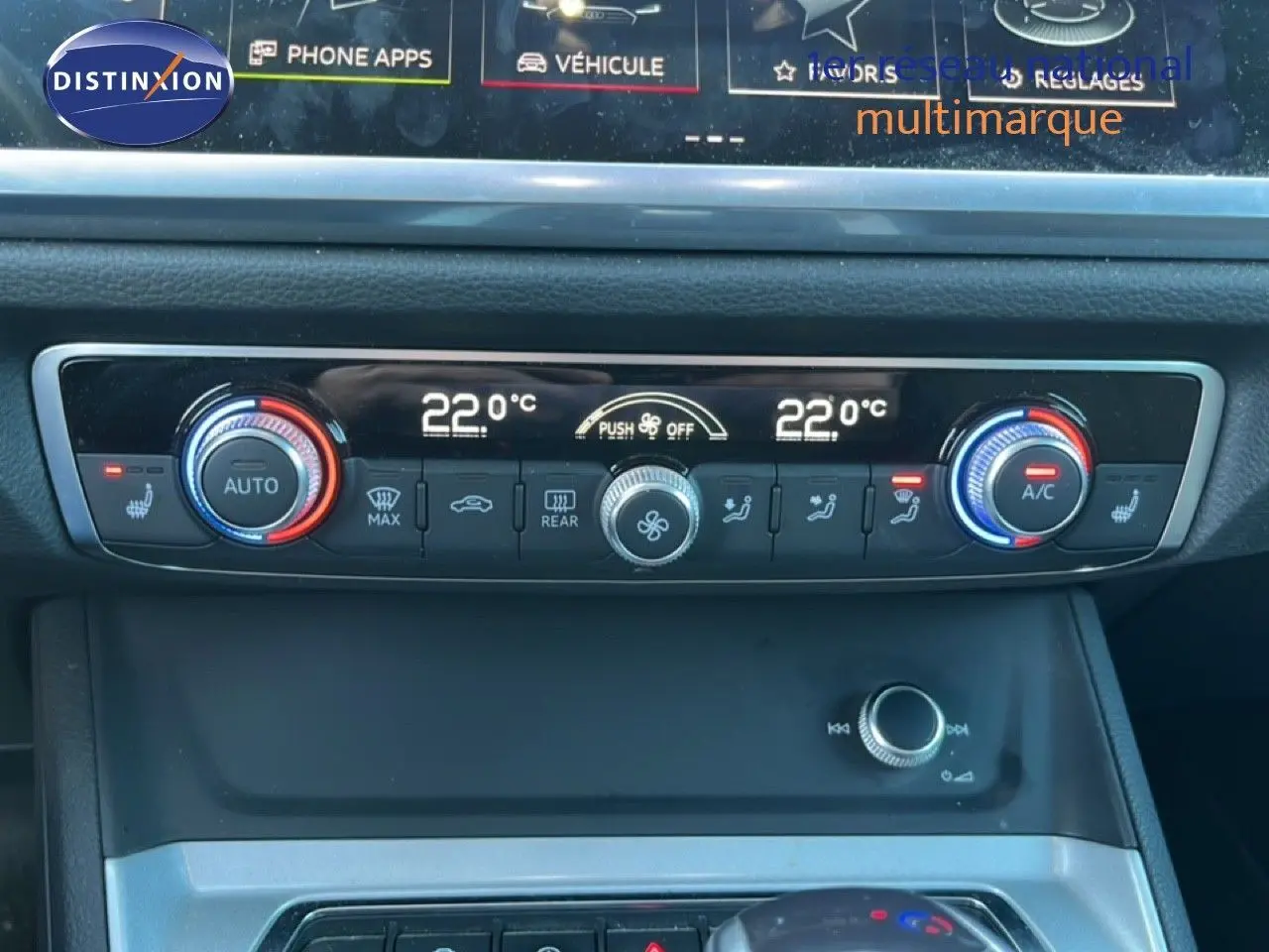 Tableau de bord de l'Audi Q3 Sportback 35 TDI 2022 montrant la console de climatisation digitale avec réglages à 22°C.