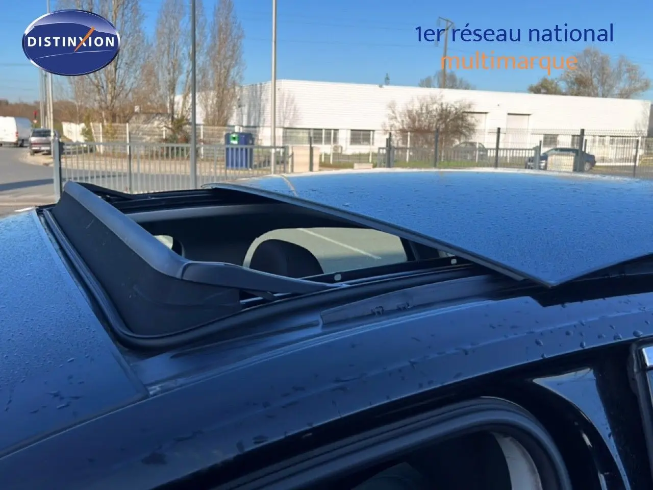 Toit ouvrant panoramique ouvert sur le dessus d’un Audi Q3 Sportback noir mythic, vue rapprochée en extérieur.
