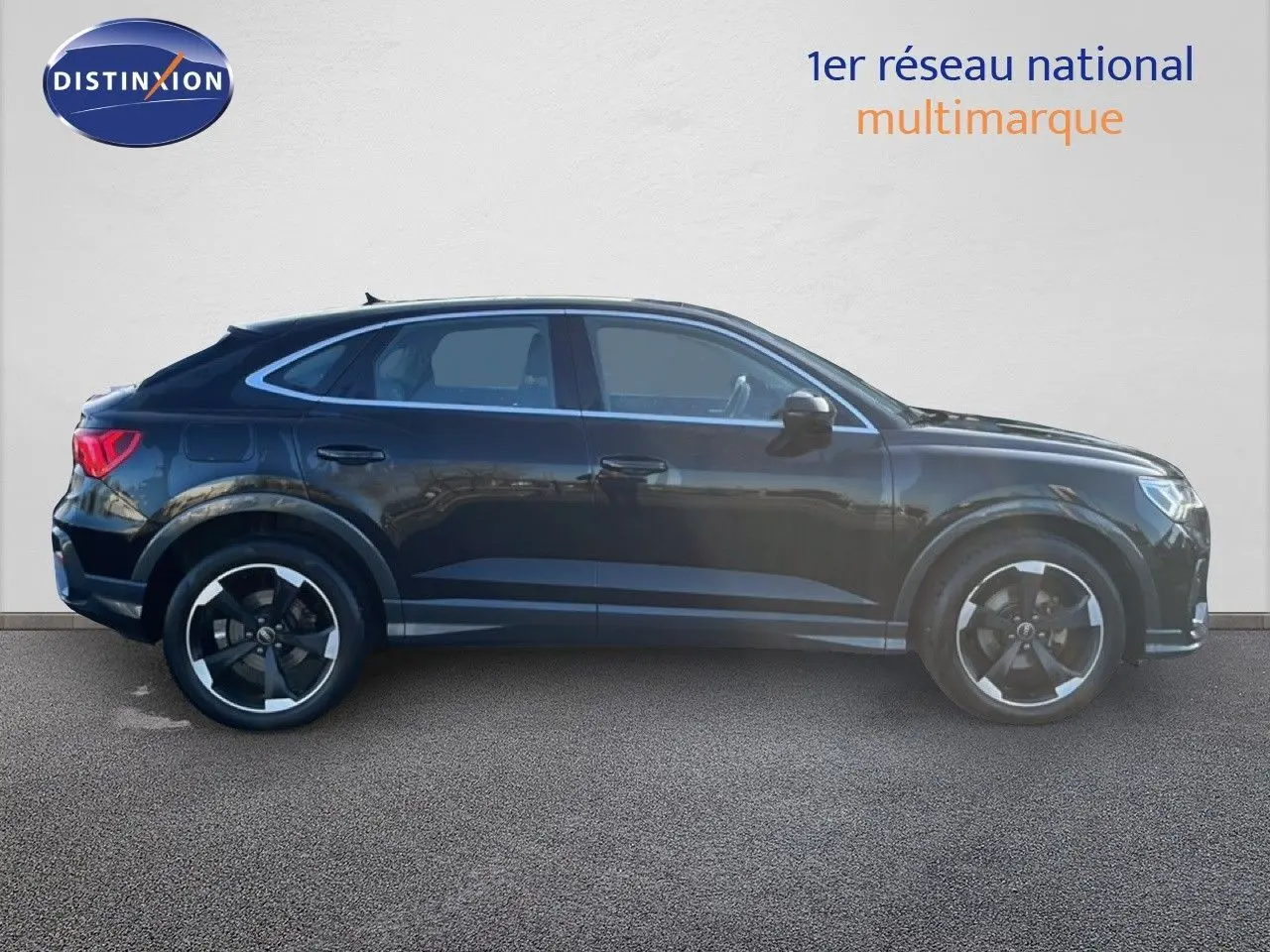 Audi Q3 Sportback noir mythic en profil droit, soulignant ses jantes noires et lignes élégantes de 2022.