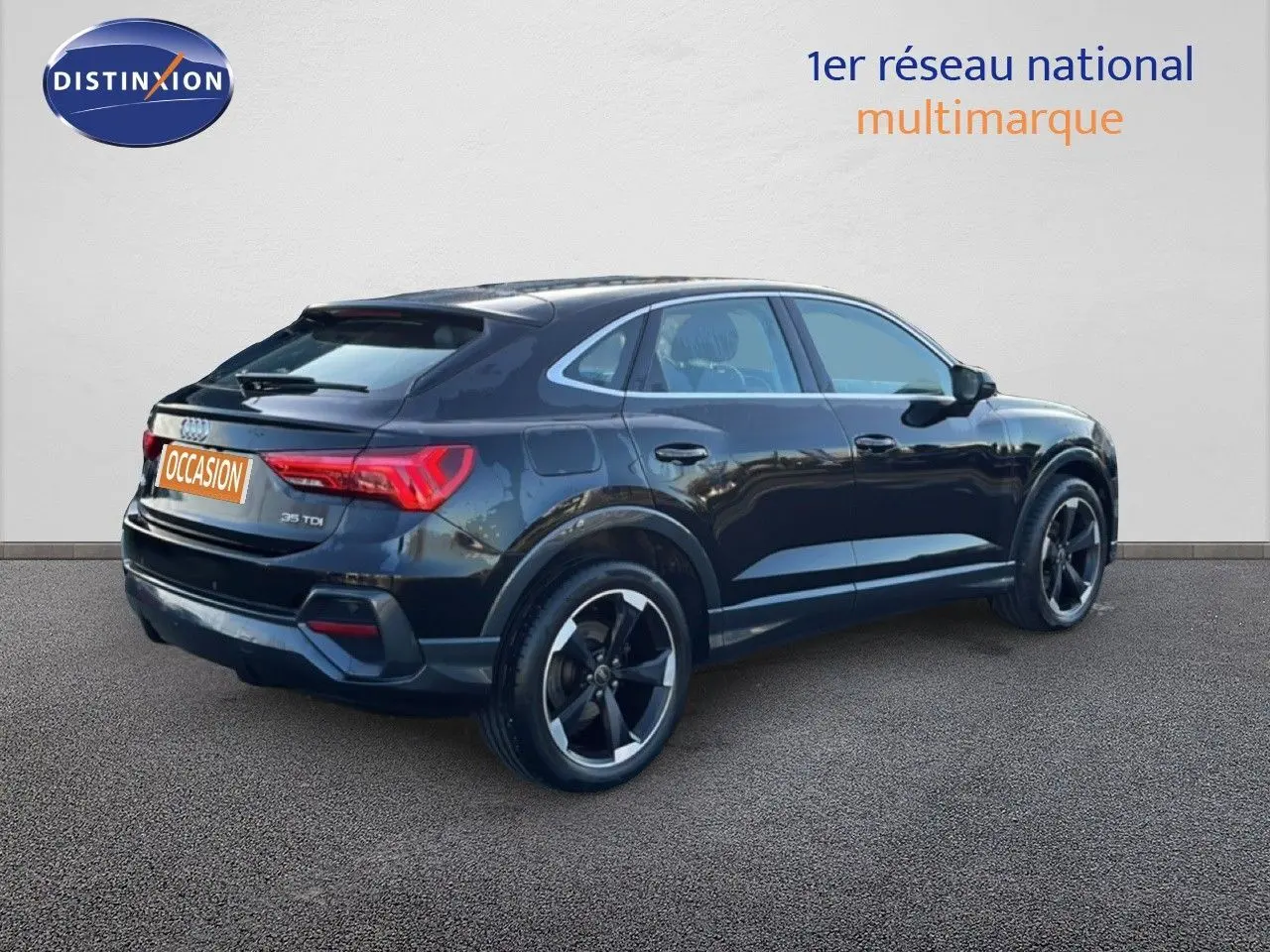 Audi Q3 Sportback noir mythic vue 3/4 arrière droit, soulignant ses jantes noires et lignes dynamiques.