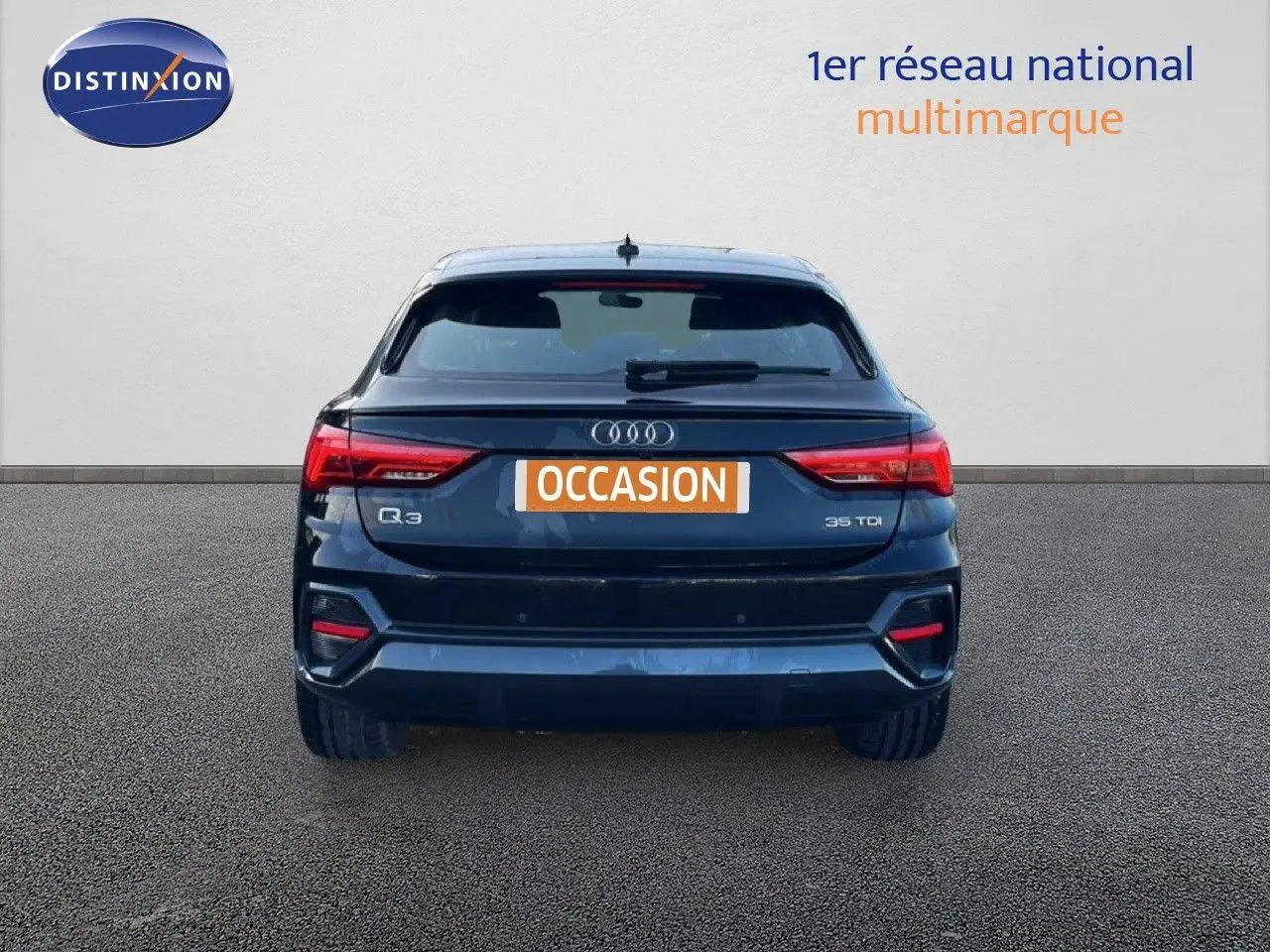 Vue arrière d'un Audi Q3 Sportback noir mythic 2022 avec feux LED et logo distinctif au centre.