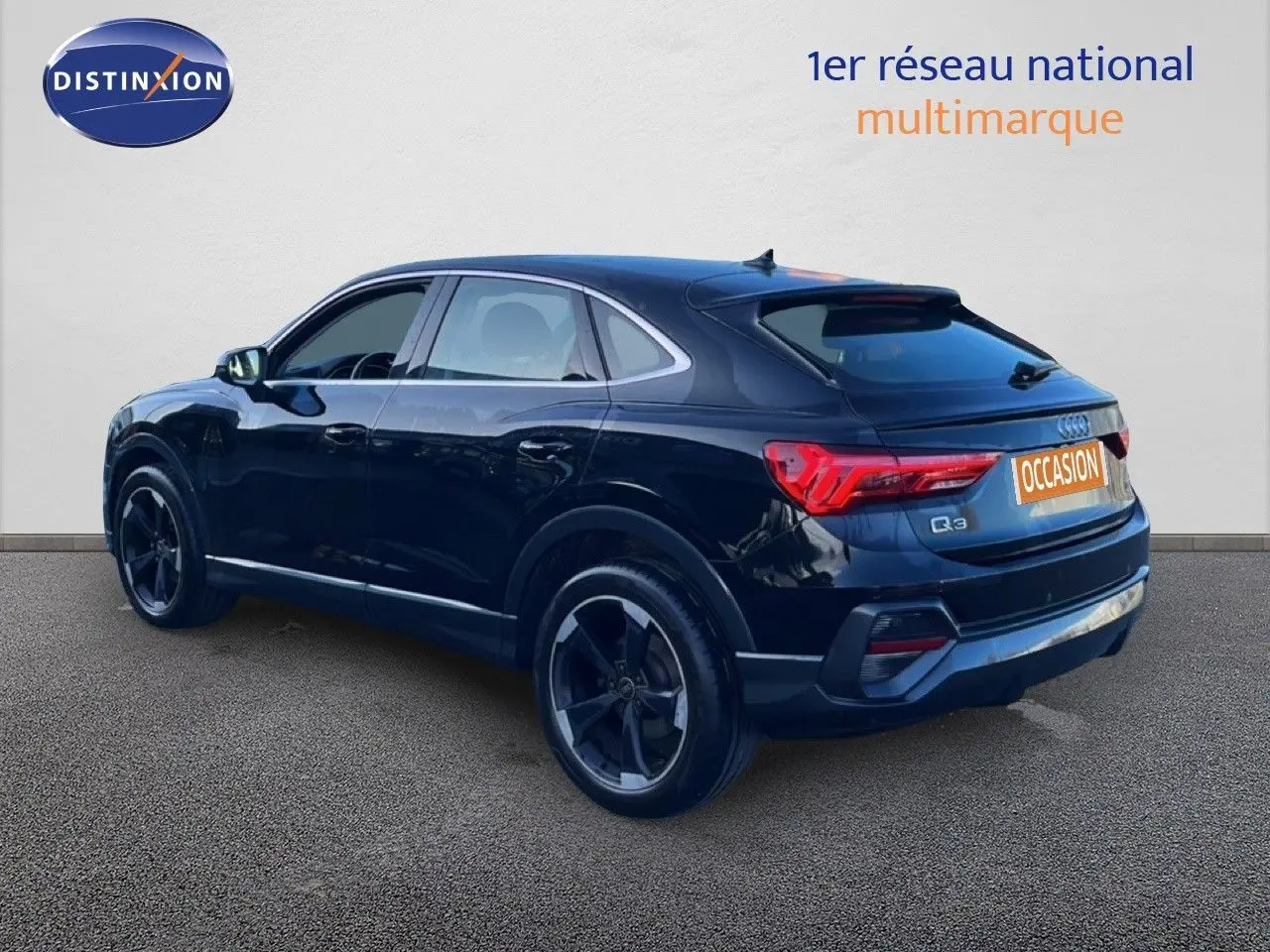 Audi Q3 Sportback noir mythic en 3/4 arrière droit, mettant en valeur ses jantes noires et ses feux LED distinctifs.