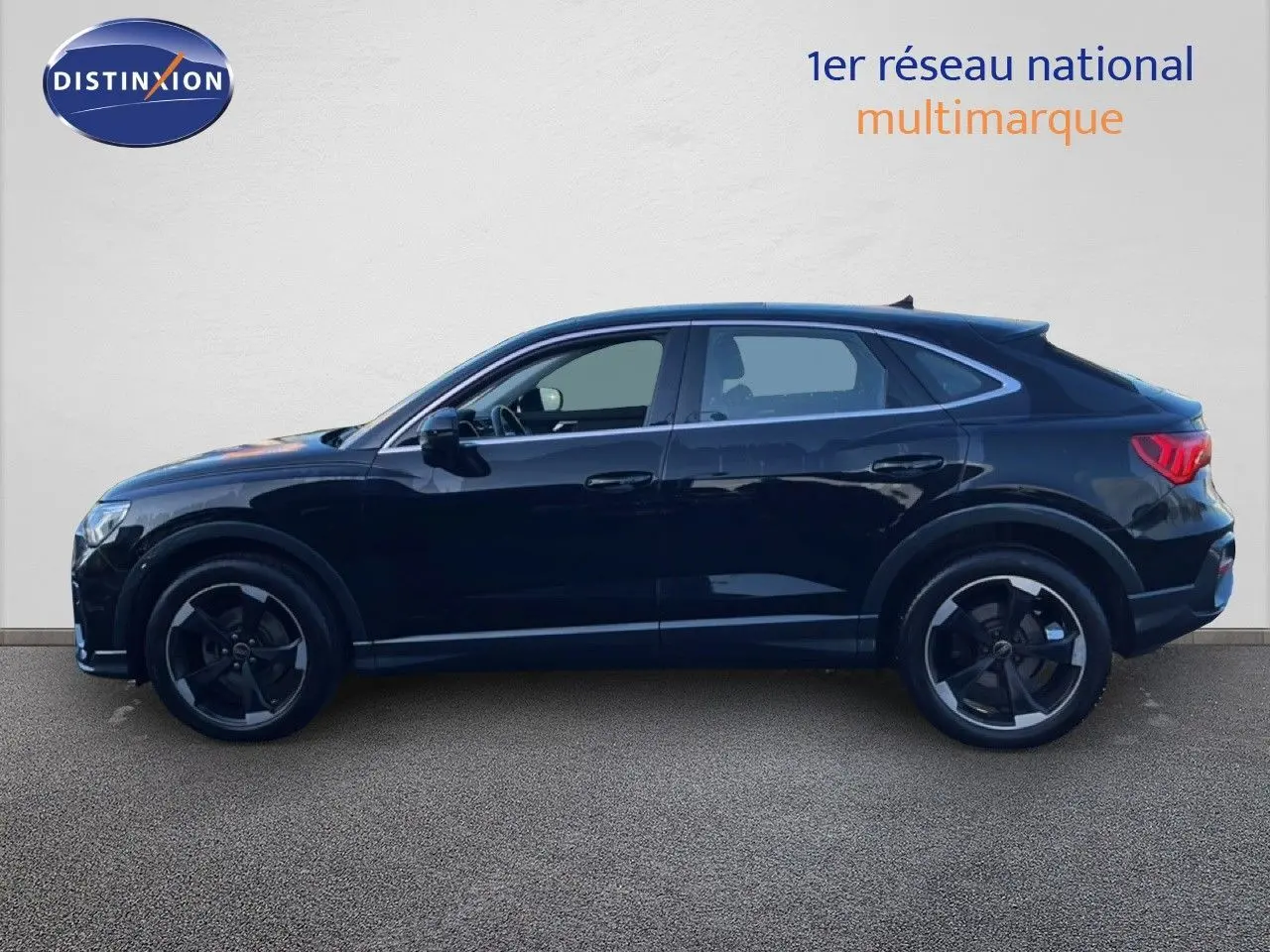 Audi Q3 Sportback noir mythic vu de profil côté gauche, soulignant ses jantes noires et sa silhouette dynamique.