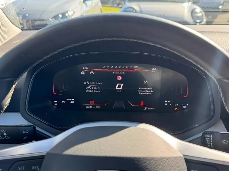 Vue centrée sur le tableau de bord numérique du SEAT Arona 2025, affichage multifonction clair et moderne.