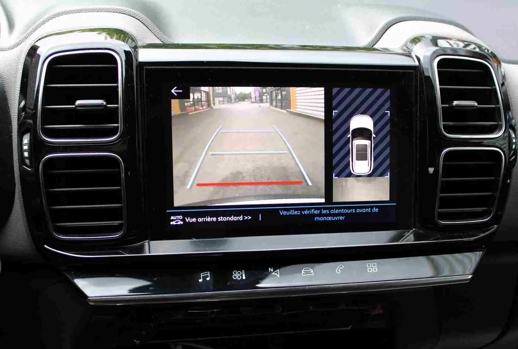 Écran tactile intérieur du Citroën C5 Aircross 2020 montrant la caméra de recul et l'affichage d'aide au stationnement.