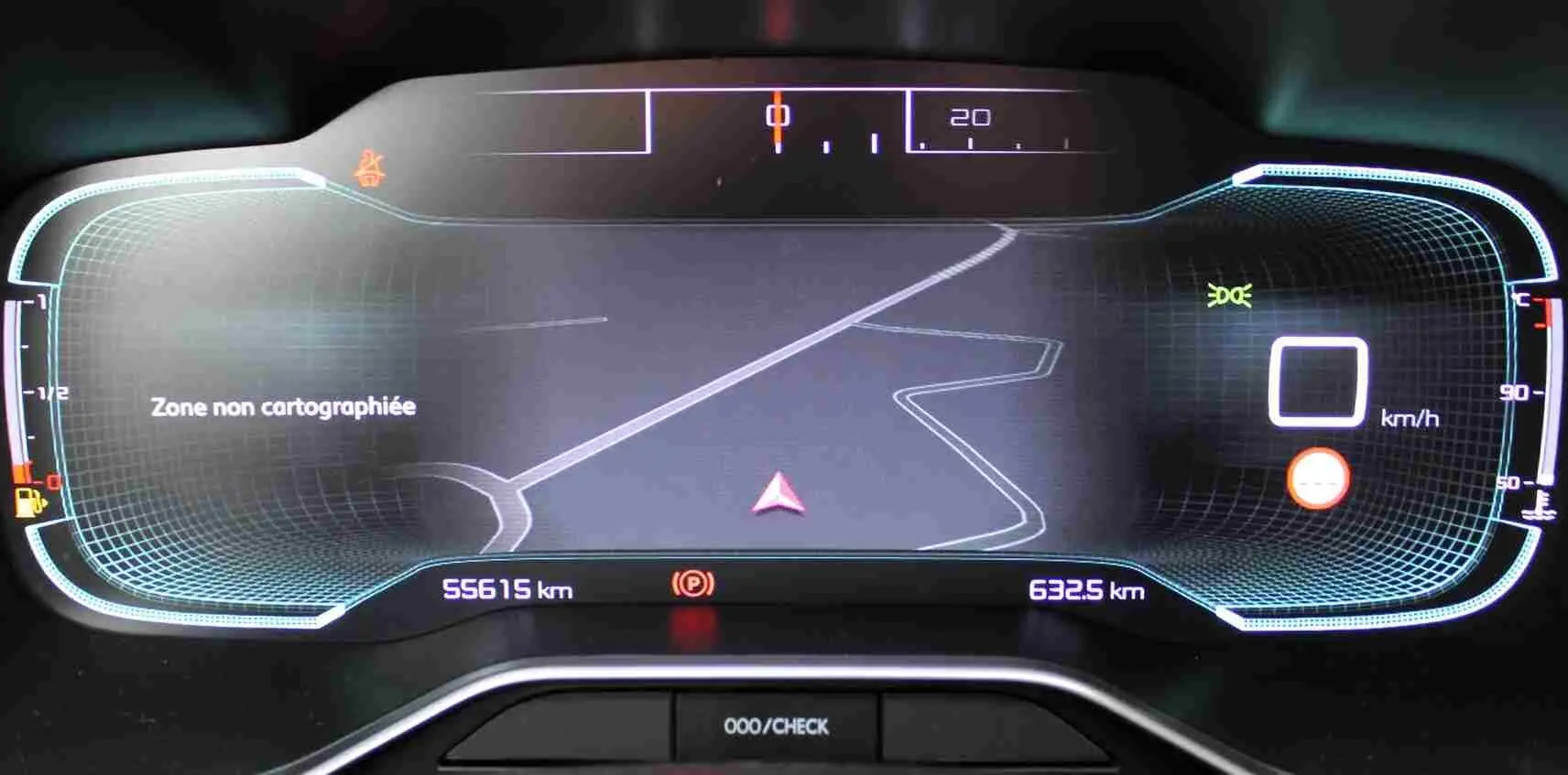Affichage numérique du tableau de bord du Citroën C5 Aircross 2020 montrant la navigation et les indicateurs de vitesse et carburant.