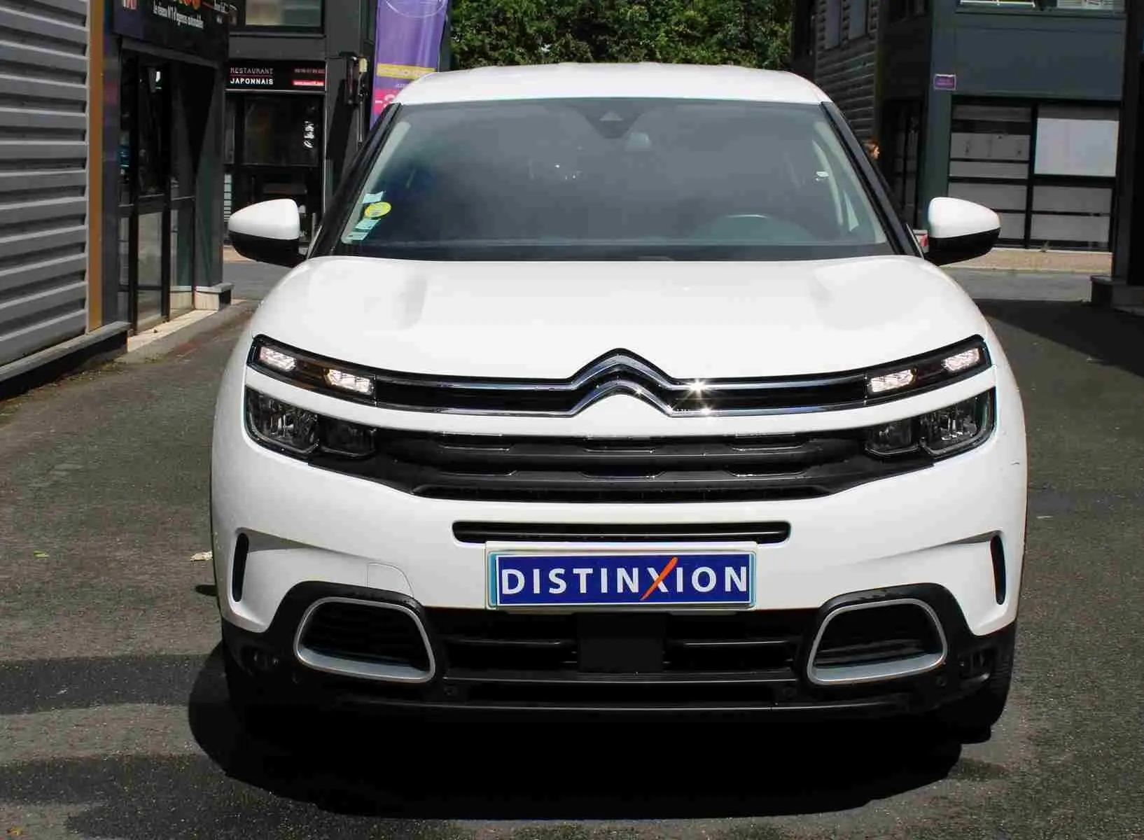 Vue de face d'un Citroën C5 Aircross blanc 2020 avec calandre noire et plaque d'immatriculation Distinxion.