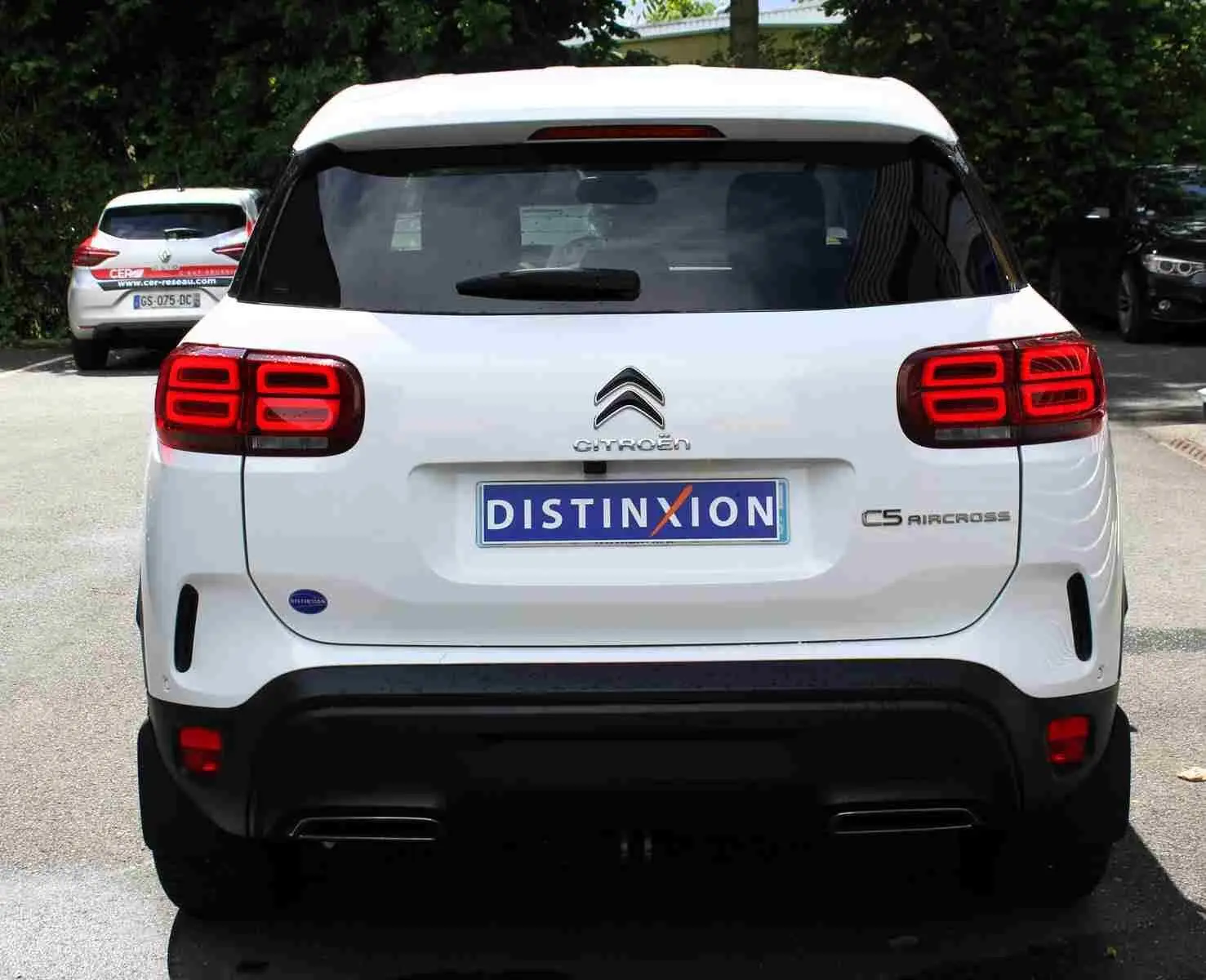 Vue arrière d'un Citroën C5 Aircross blanc avec feux arrière LED et attelage visible en stationnement.