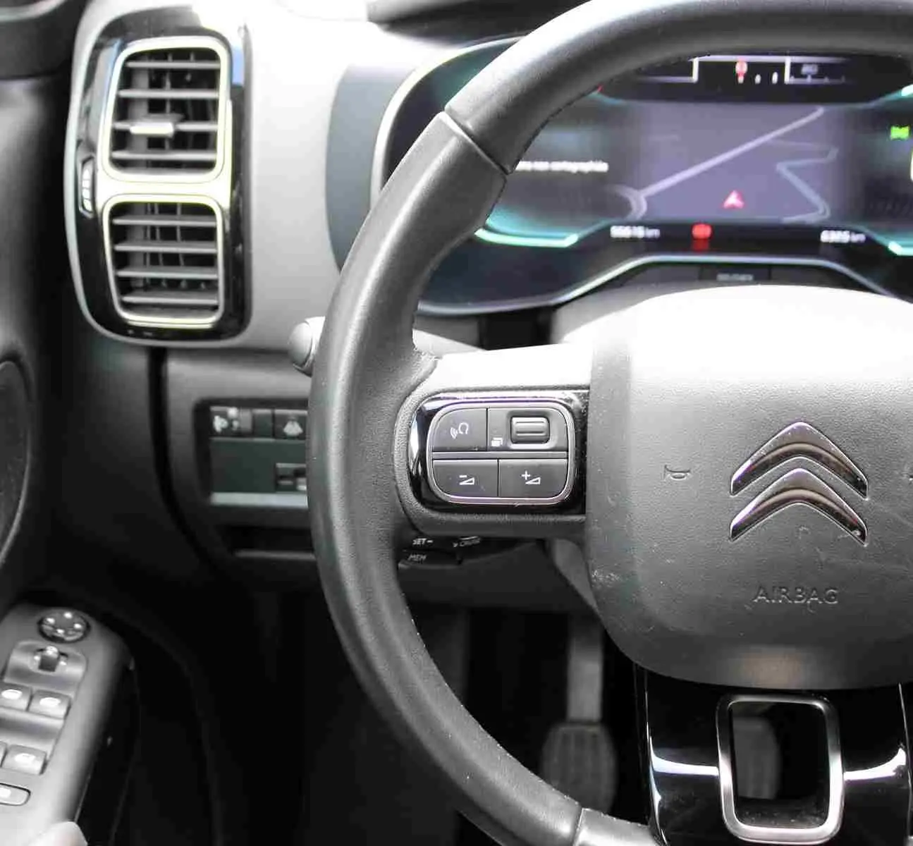 Vue rapprochée du volant et du tableau de bord numérique du Citroën C5 Aircross blanc, version Shine 2020.