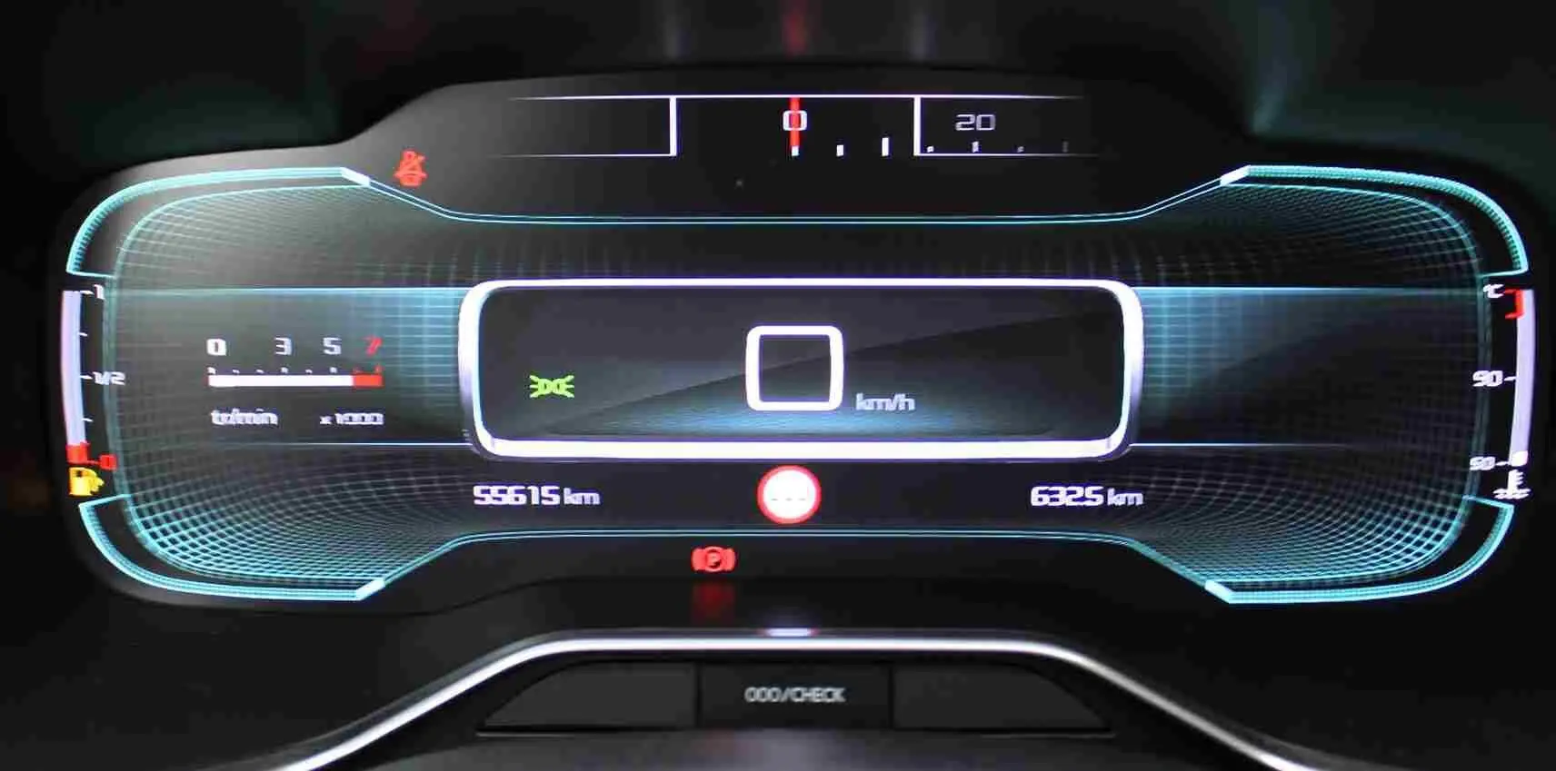 Tableau de bord numérique du Citroën C5 Aircross blanc 2020, affichage digital moderne avec compteur de vitesse à 0 km/h.