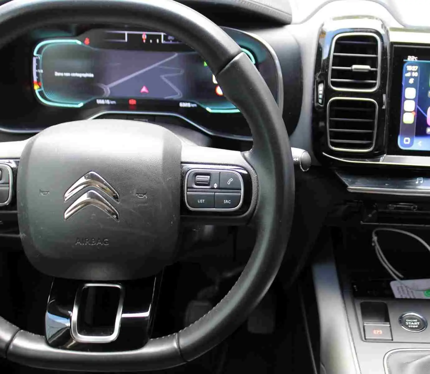 Vue rapprochée du volant noir et du tableau de bord numérique du Citroën C5 Aircross Shine 2020, avec écran tactile latéral.