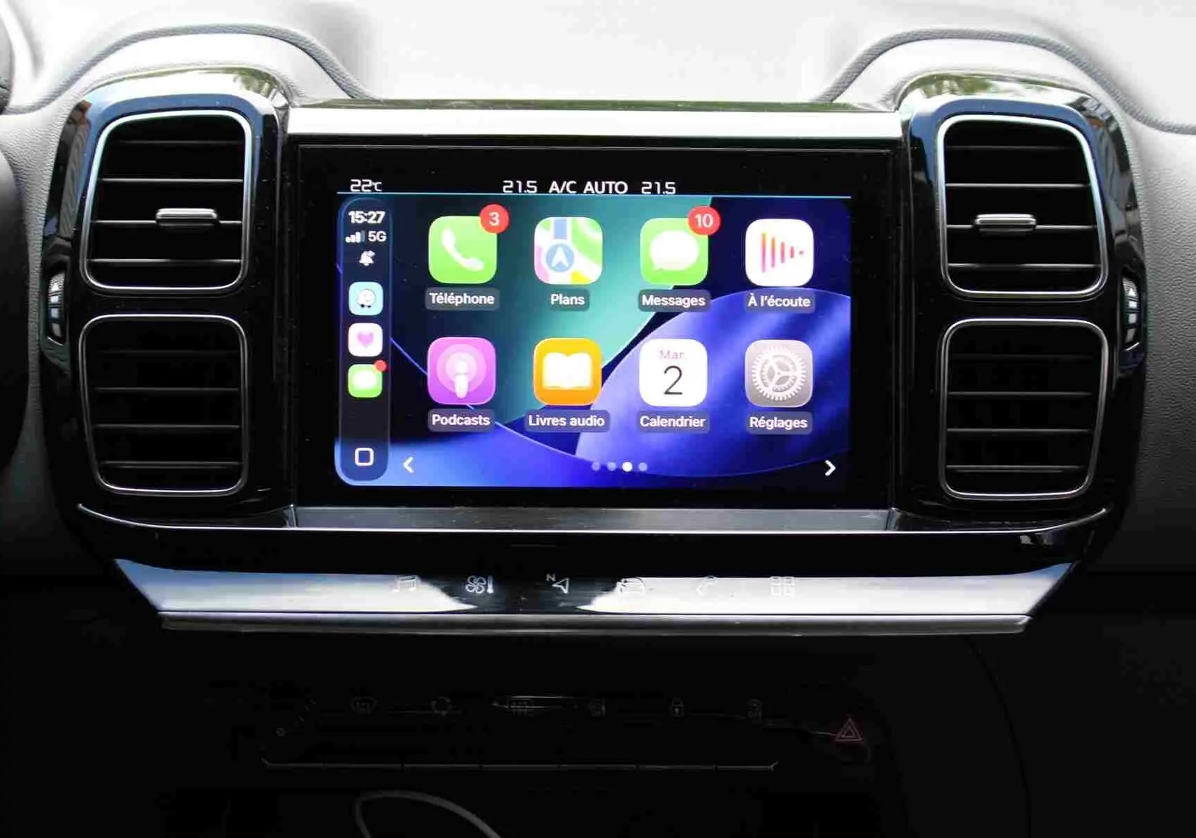 Écran tactile central du tableau de bord du Citroën C5 Aircross Shine 2020, affichant l'interface Apple CarPlay.