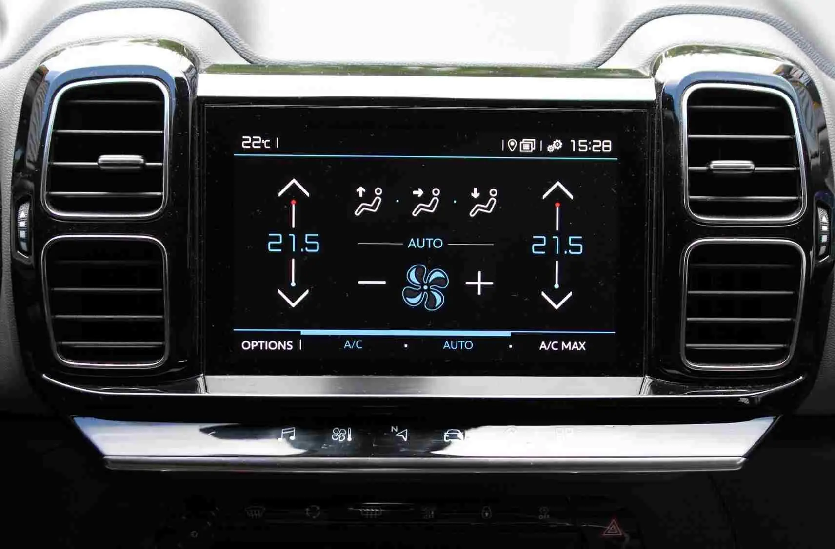 Vue frontale du tableau de bord noir du Citroën C5 Aircross blanc 2020 avec écran tactile de climatisation digitale.