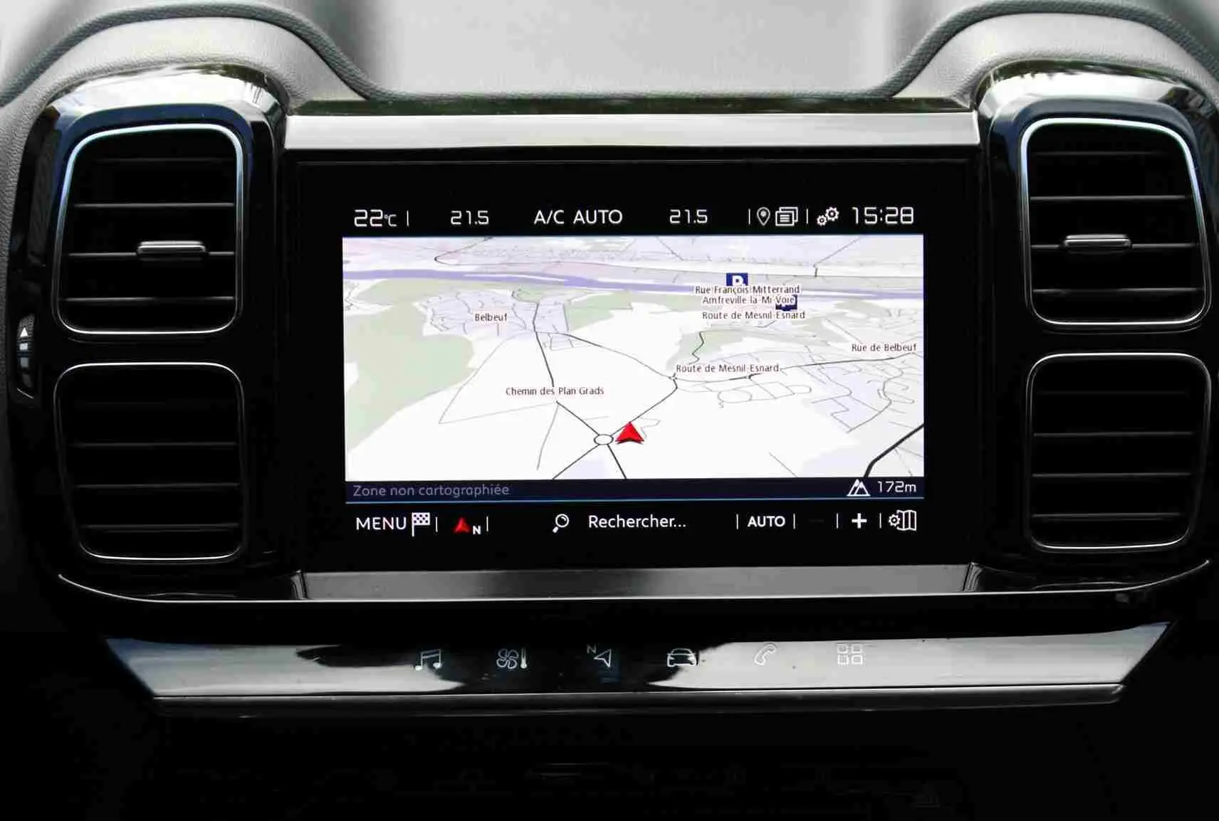 Vue rapprochée de l’écran tactile central du tableau de bord du Citroën C5 Aircross blanc avec navigation affichée.