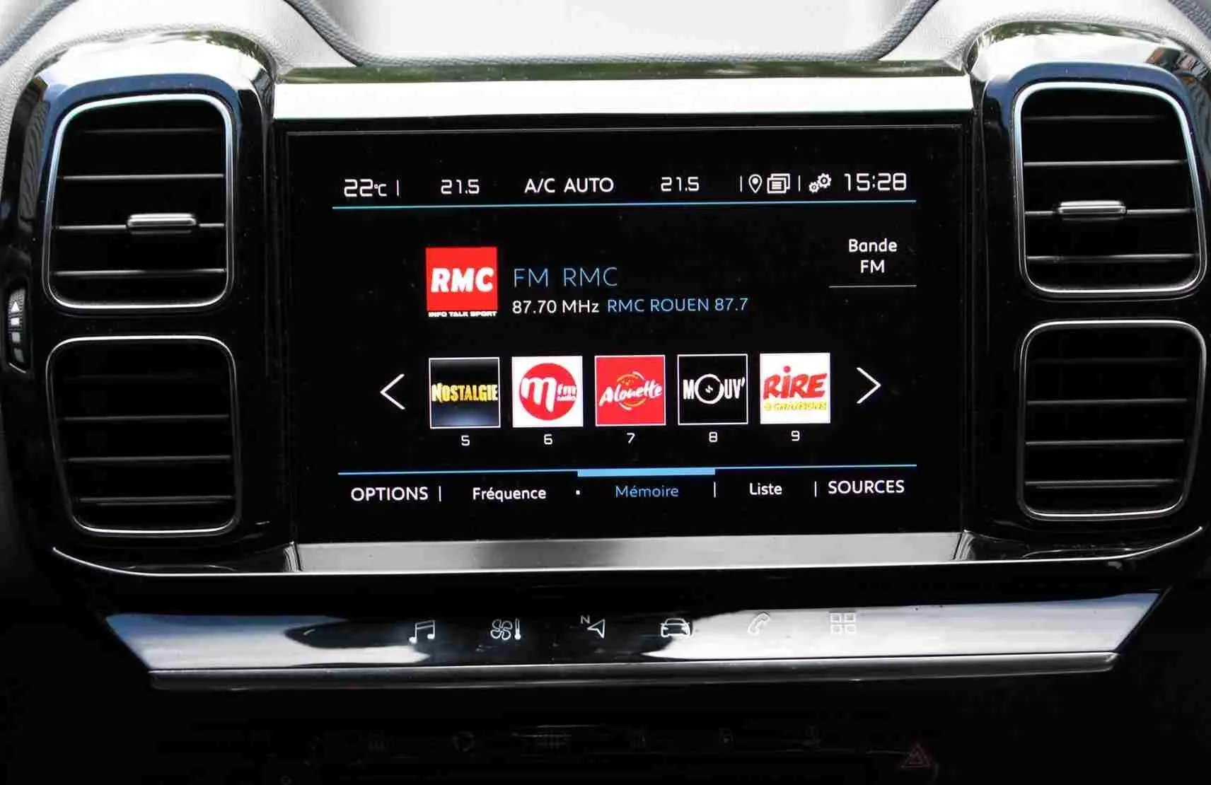 Écran tactile central du tableau de bord du Citroën C5 Aircross Shine blanc, affichant la radio FM avec plusieurs stations.