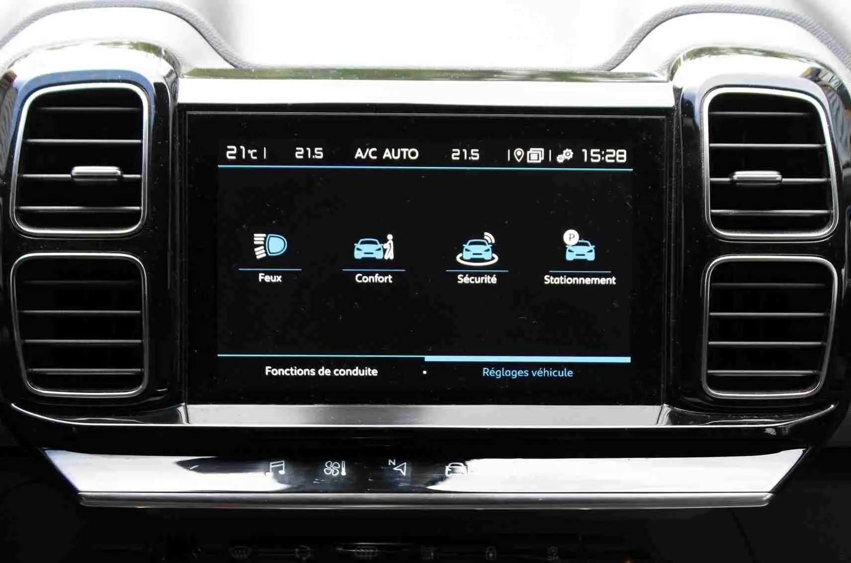 Écran tactile central du tableau de bord de la Citroën C5 Aircross blanc, affichant les réglages de conduite.