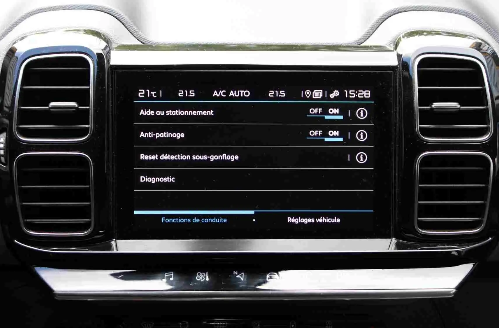 Écran tactile central du tableau de bord du Citroën C5 Aircross Shine 2020, affichant les réglages d'aide à la conduite.
