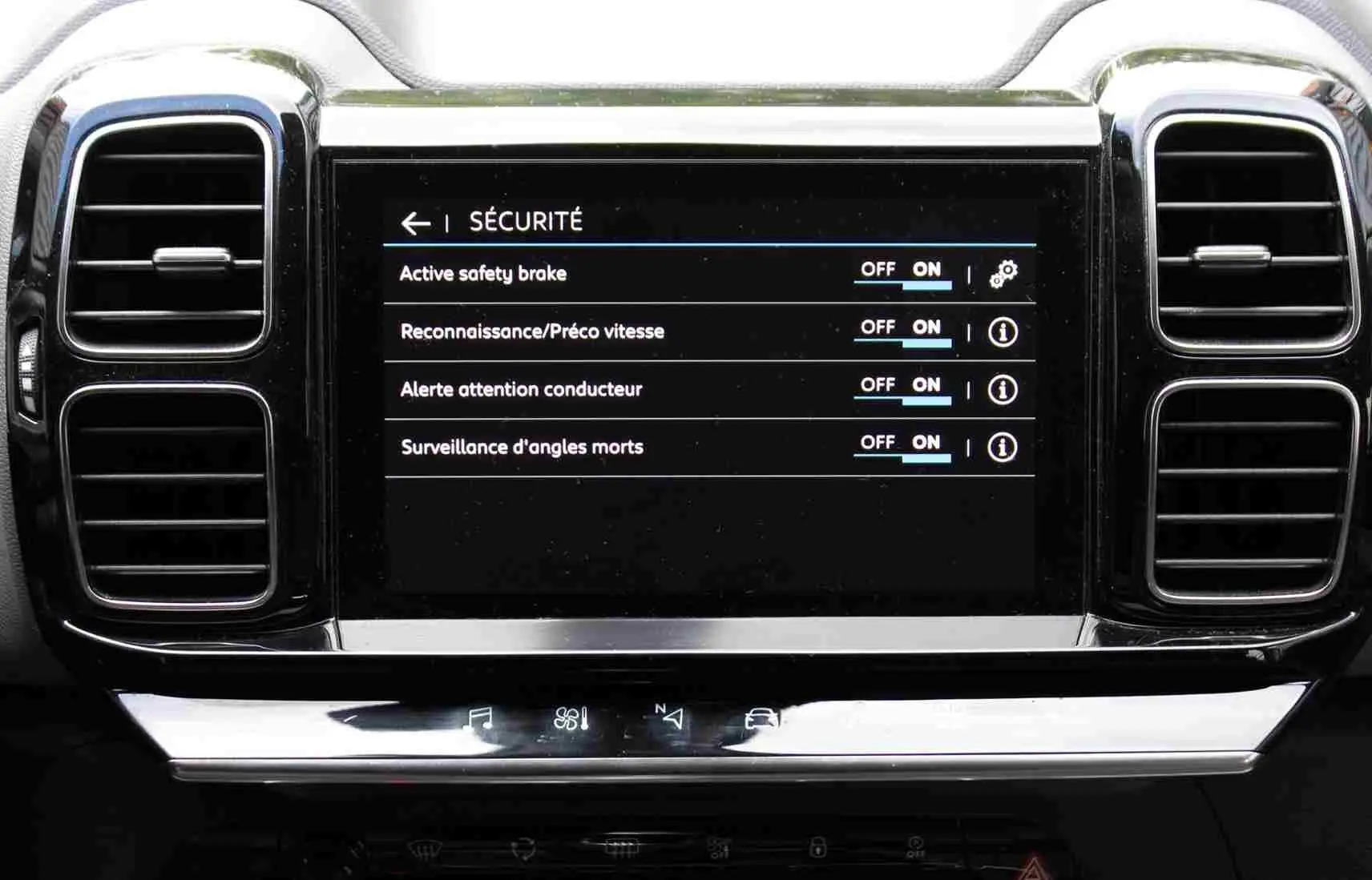 Écran central tactile du tableau de bord du Citroën C5 Aircross Shine 2020 affichant les options de sécurité.