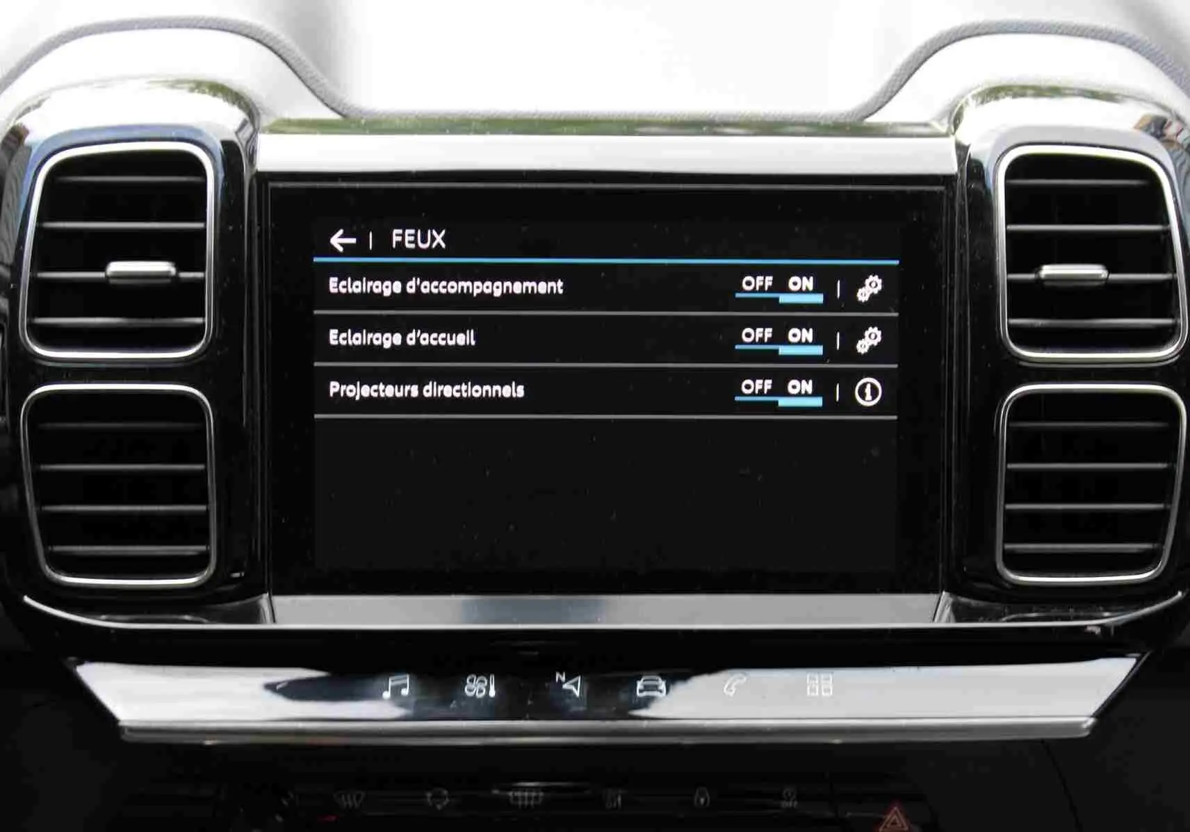 Écran tactile central du tableau de bord du Citroën C5 Aircross Shine 2020, affichant les réglages des feux.
