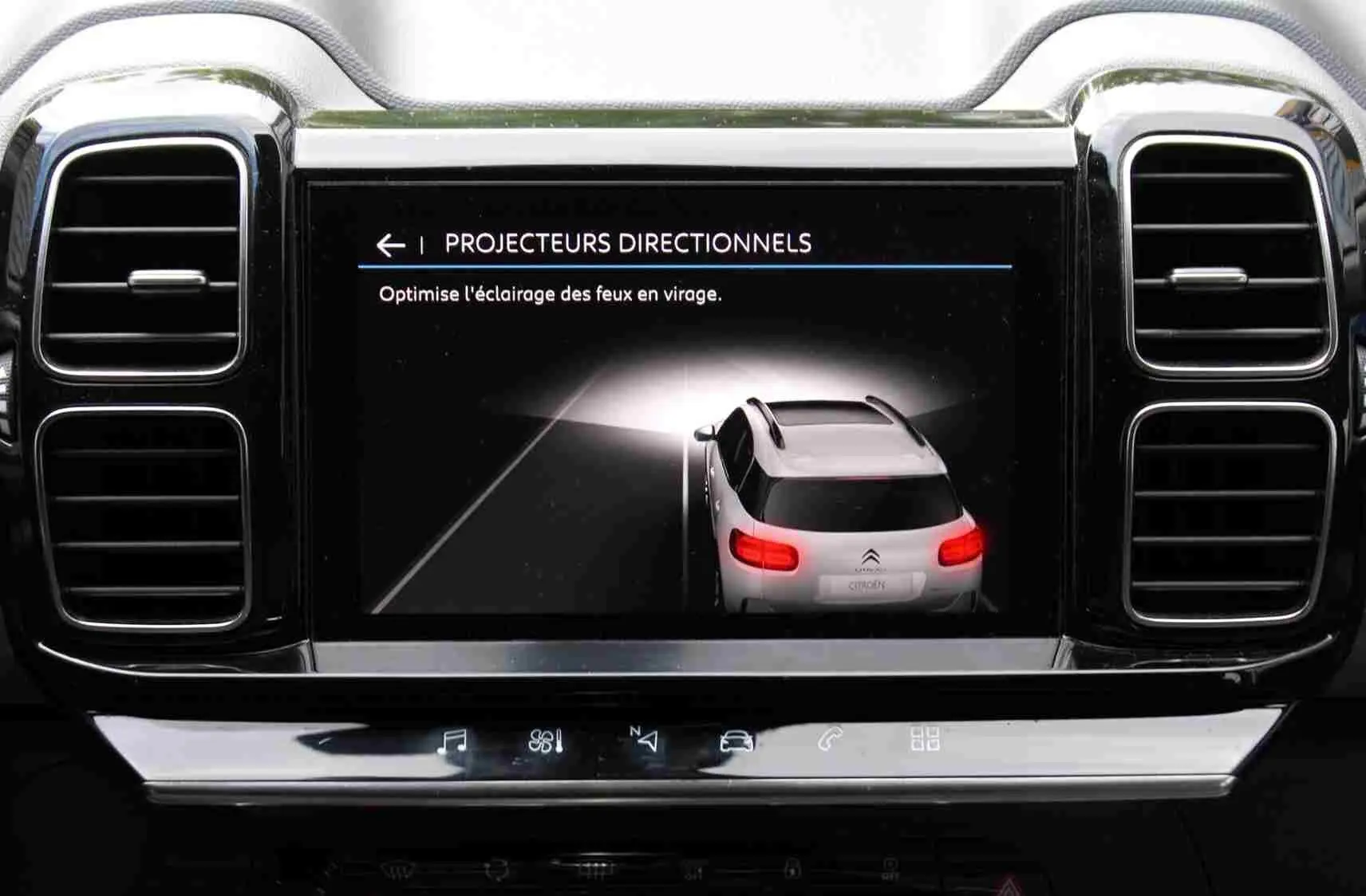 Écran central du tableau de bord montrant l'interface des projecteurs directionnels du Citroën C5 Aircross blanc.