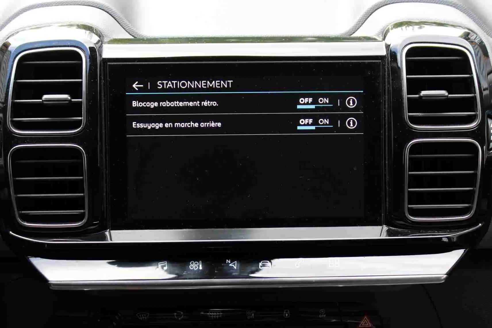 Écran central tactile du tableau de bord du Citroën C5 Aircross Shine 2020, affichant les réglages de stationnement.
