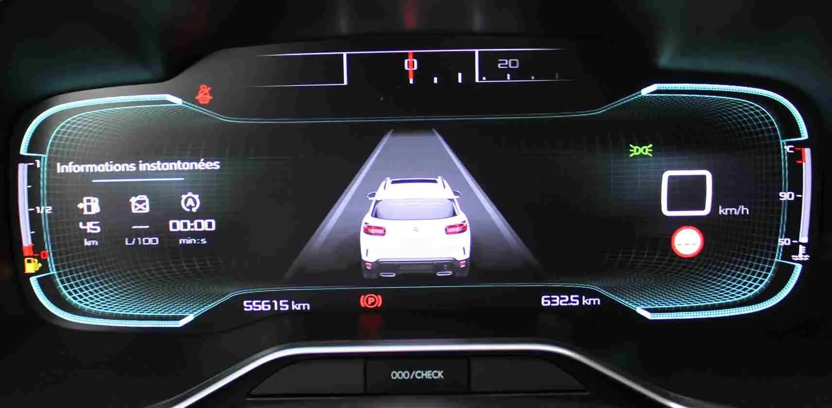 Vue du tableau de bord numérique du Citroën C5 Aircross blanc, affichant la voiture vue de dos et les informations instantanées.