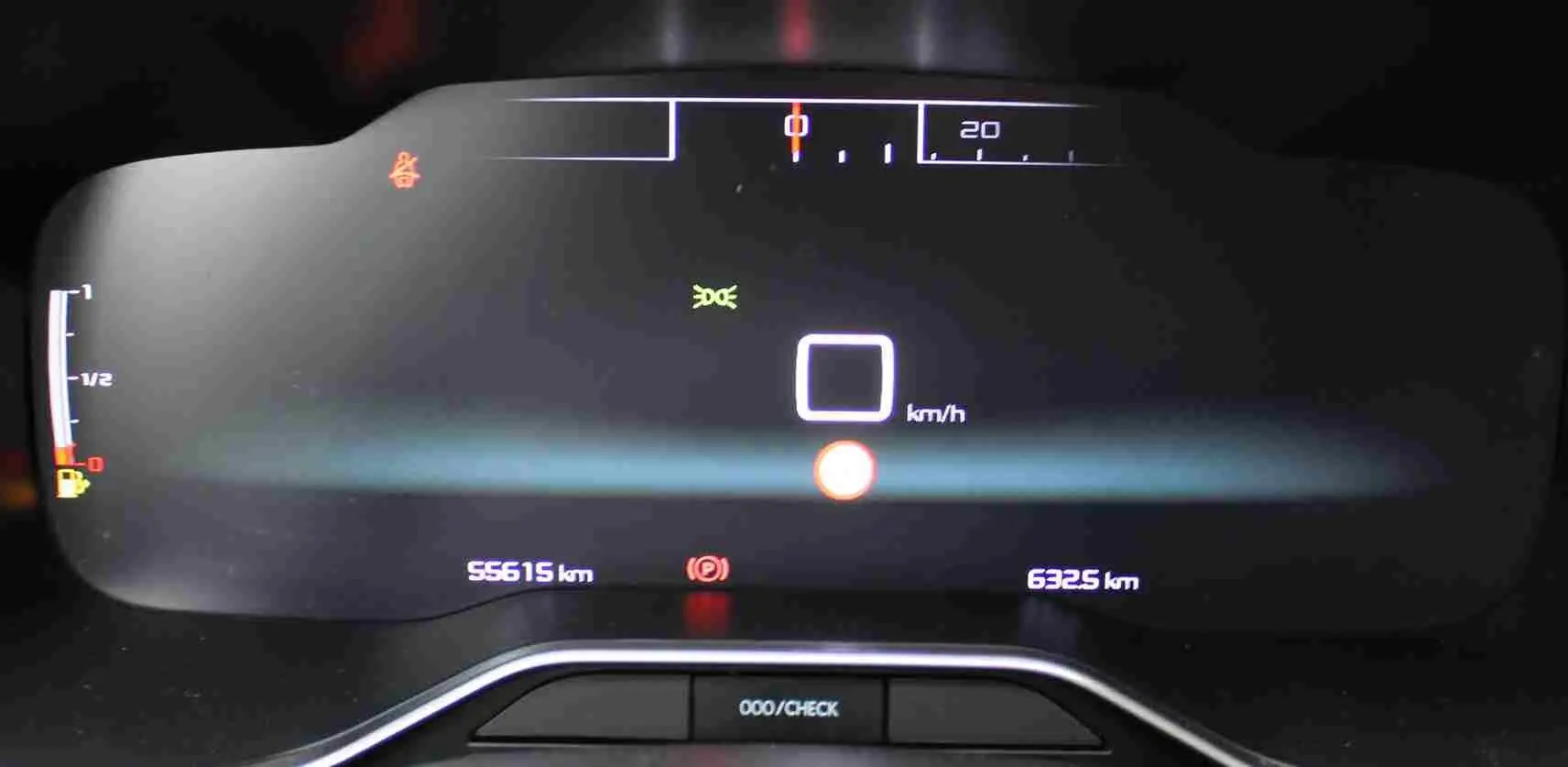 Tableau de bord numérique du Citroën C5 Aircross 2020 affichant 0 km/h et 55 615 km au compteur, avec voyants allumés.