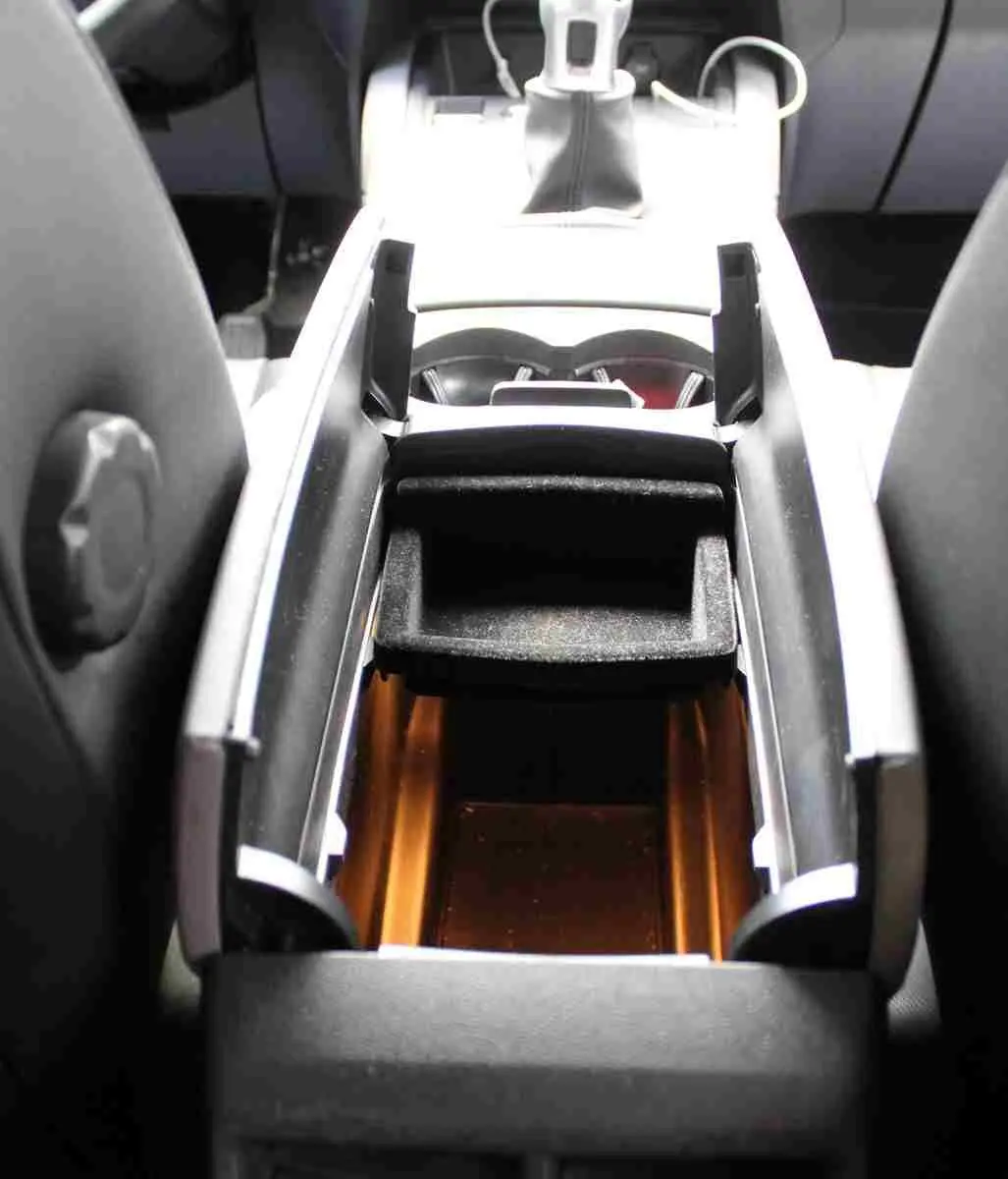 Vue rapprochée de la console centrale ouverte du Citroën C5 Aircross blanc, mettant en valeur le rangement intérieur et le levier de vitesse.