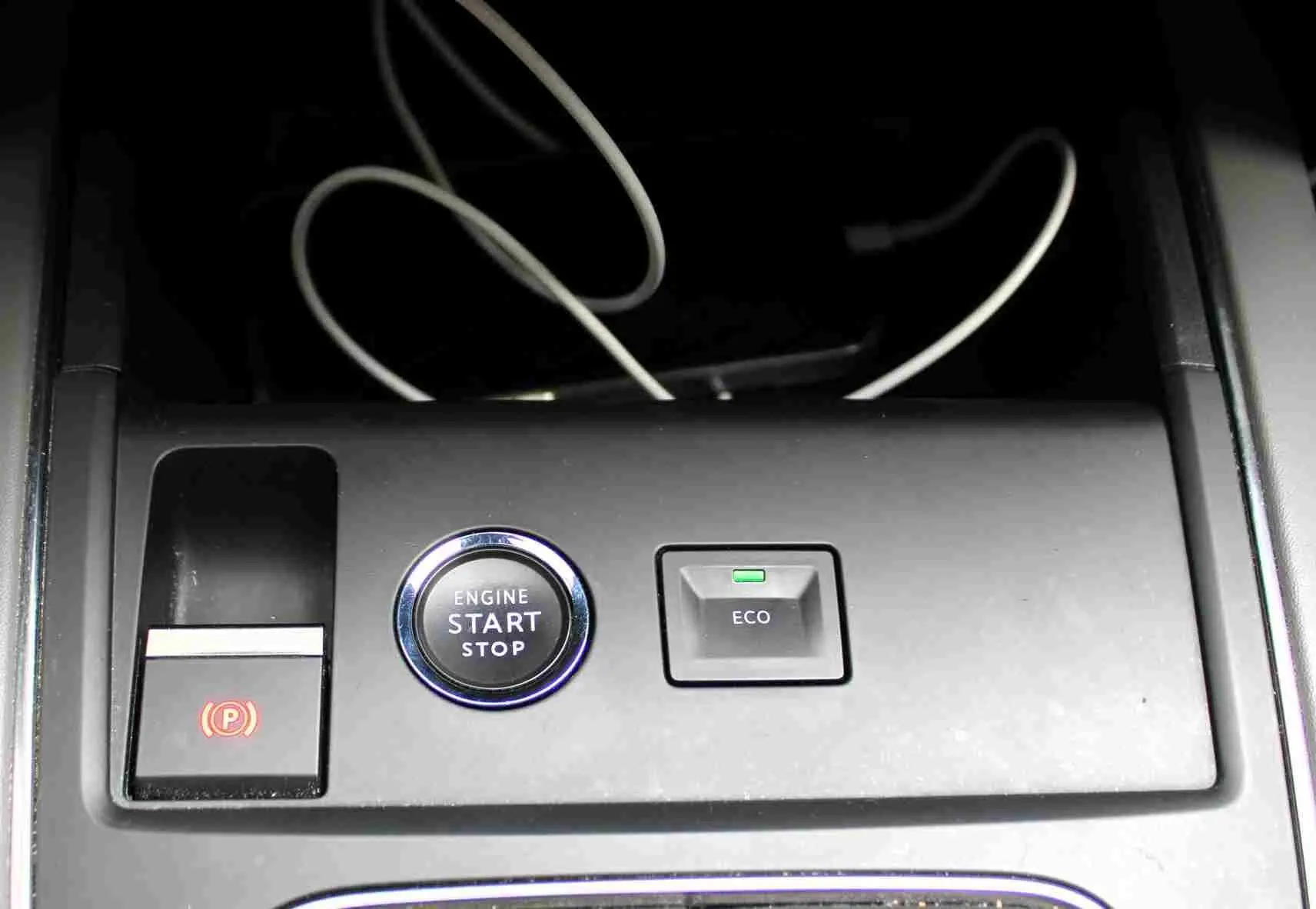 Gros plan sur la console centrale du Citroën C5 Aircross blanc, avec bouton start/stop, mode ECO et frein à main électronique.
