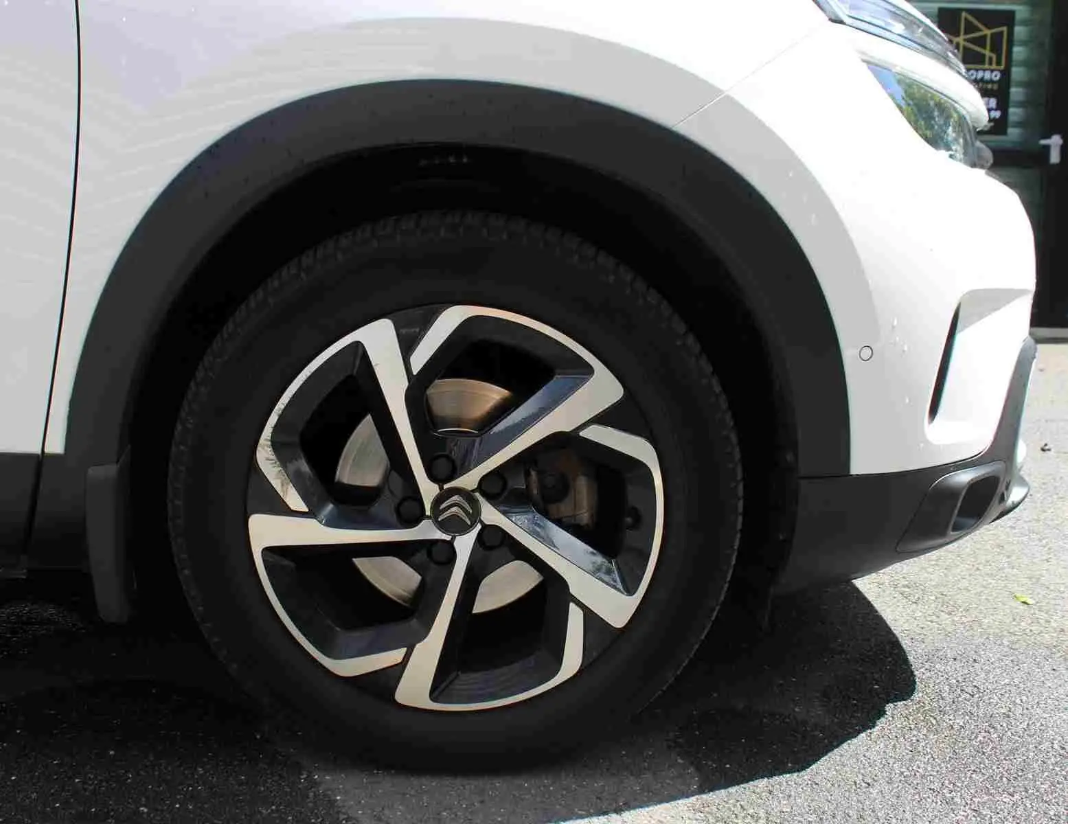 Gros plan sur la roue avant droite d'un Citroën C5 Aircross blanc 2020, mettant en valeur la jante alliage au design moderne.
