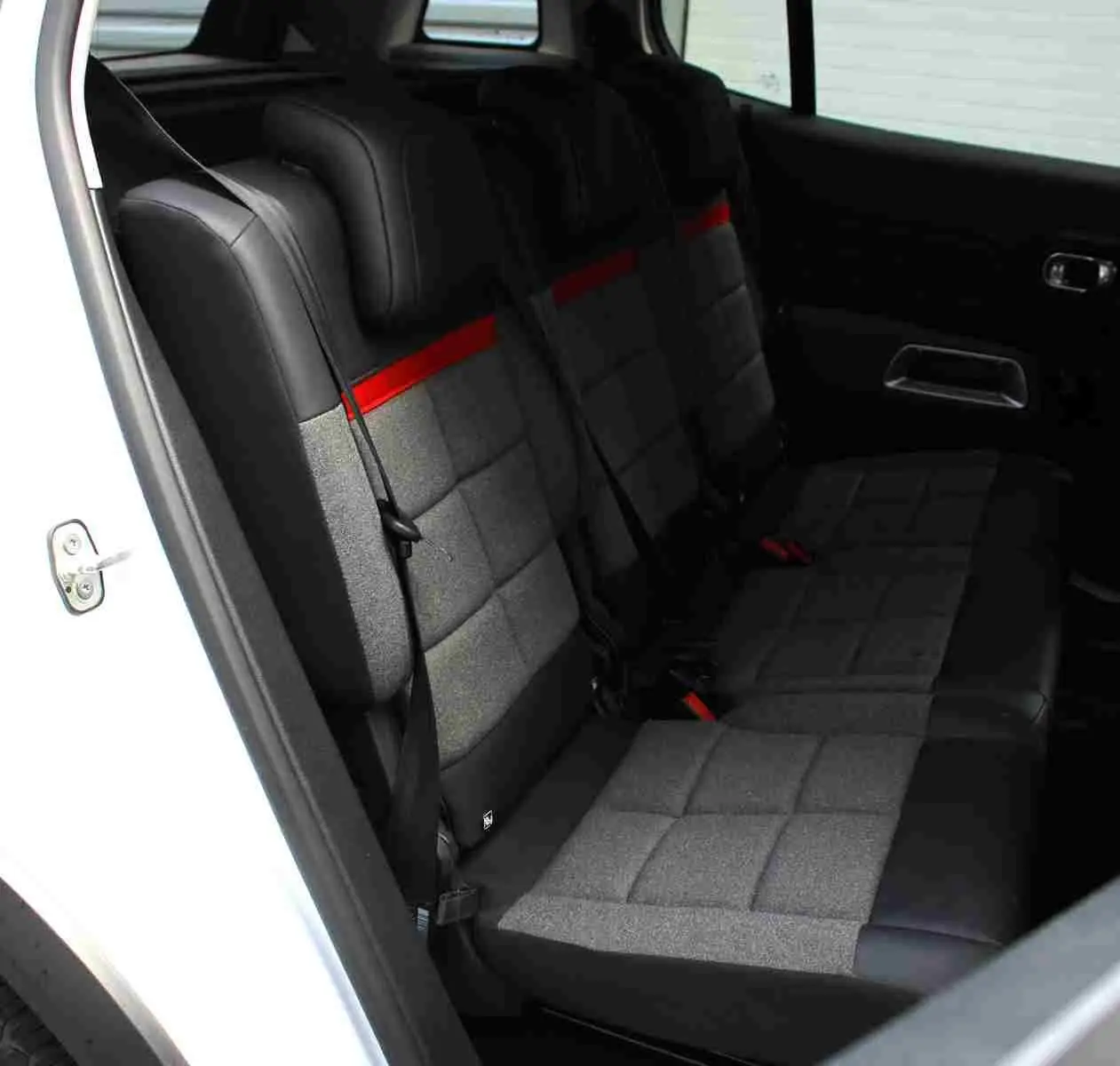Vue intérieure côté gauche des sièges arrière gris et noirs avec bande rouge du Citroën C5 Aircross Shine blanc de 2020.