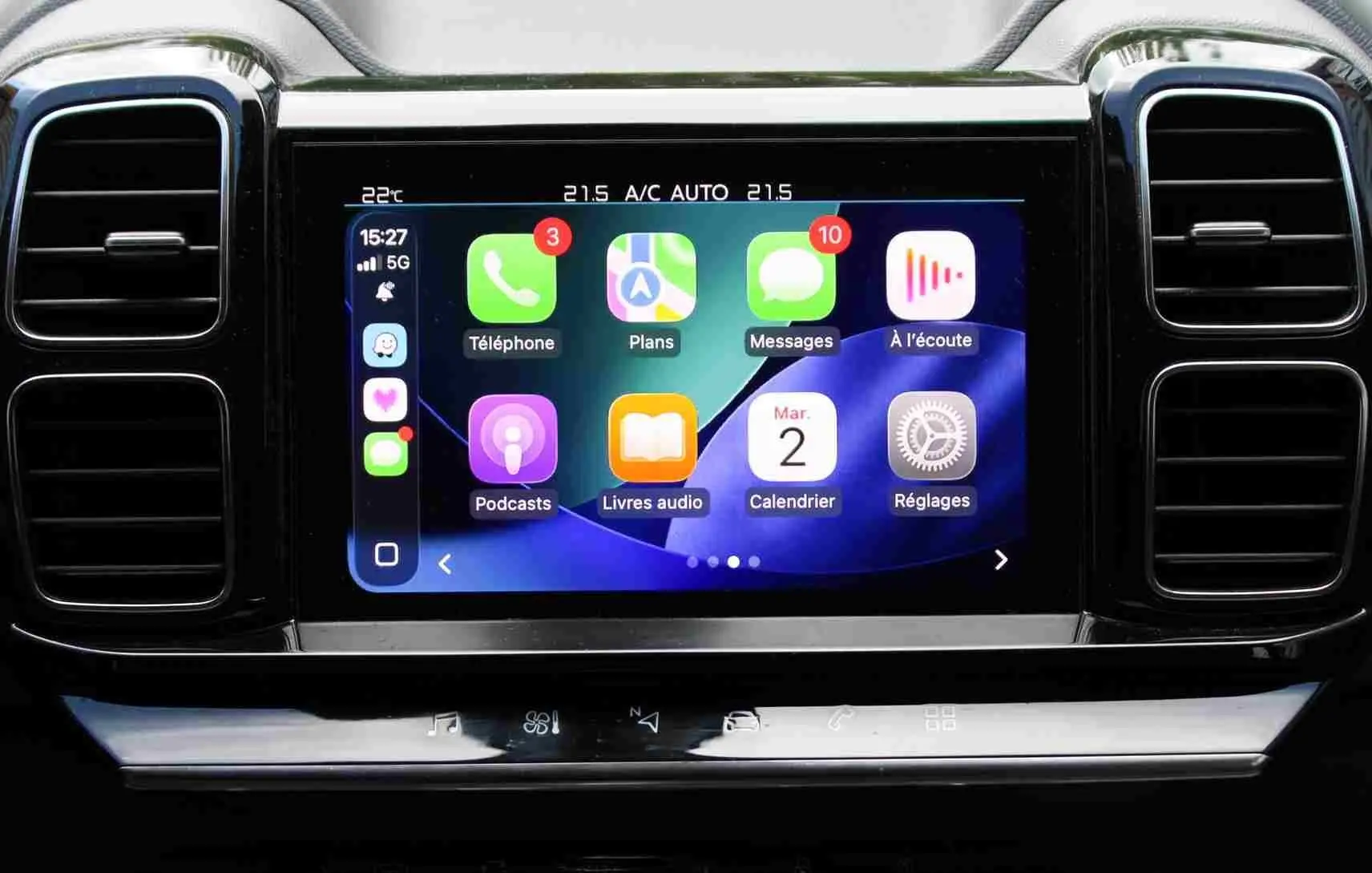 Écran tactile central du tableau de bord du Citroën C5 Aircross Shine 2020, affichant les applications connectées.