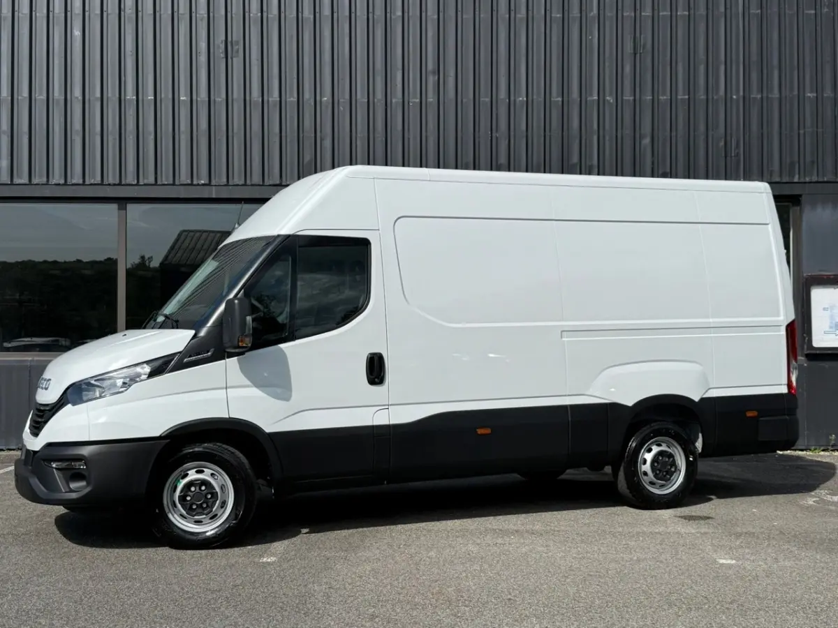 Fourgon Iveco Daily blanc vu de profil côté gauche, avec bas de caisse noir et roues acier simples.