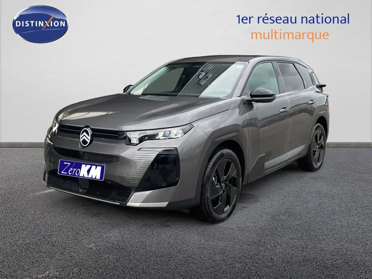 Citroën C5 Aircross Hybrid gris platinium métal en 3/4 avant droit avec jantes noires et calandre distinctive.