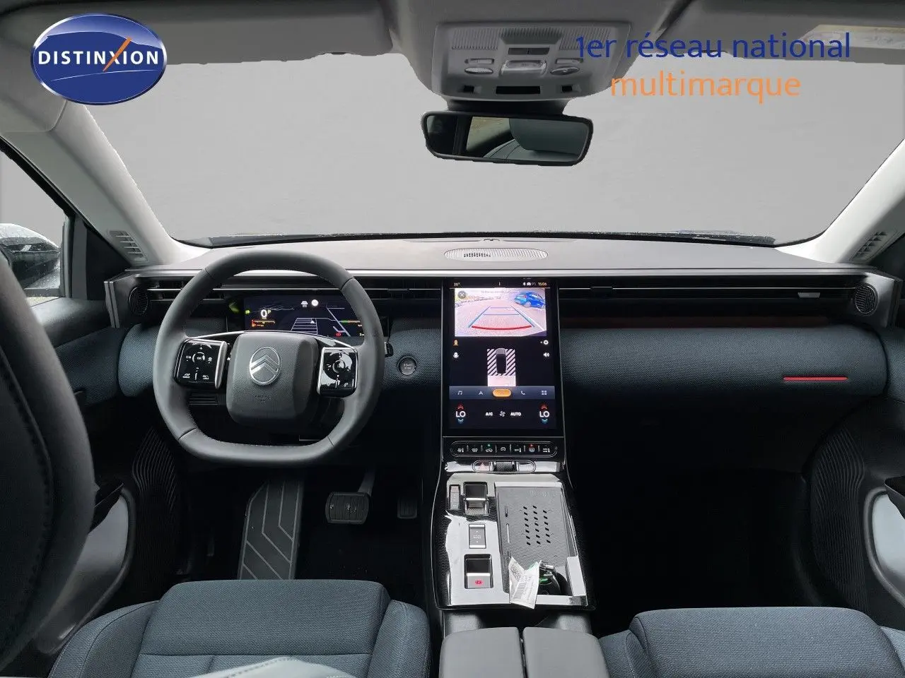 Vue intérieure avant du Citroën C5 Aircross Hybrid gris platinium, avec tableau de bord numérique et écran central tactile.