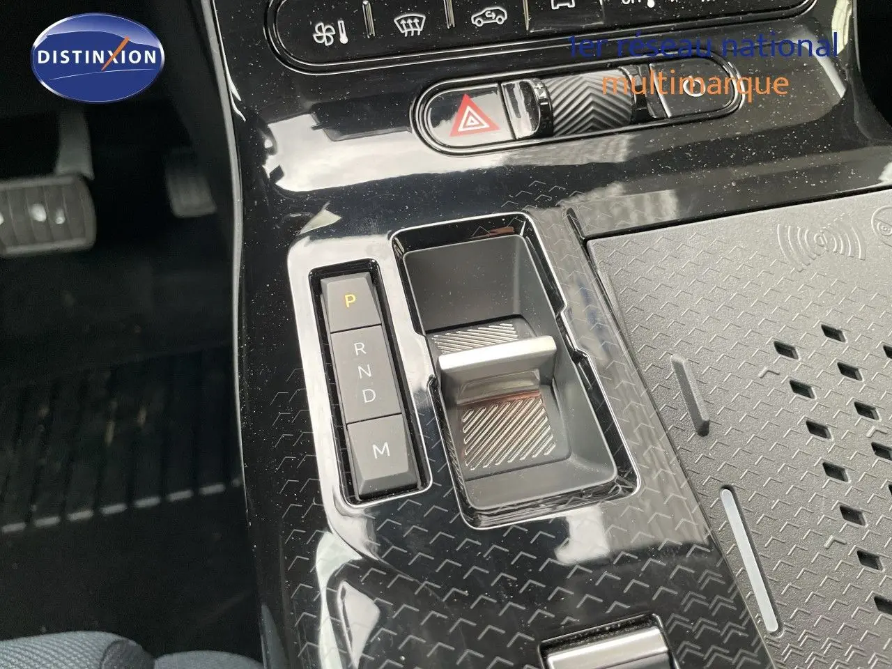 Gros plan sur la console centrale noire brillante du Citroën C5 Aircross Hybrid 2026 avec levier de boîte automatique et commandes.