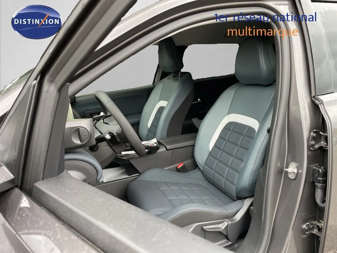 Vue intérieure côté conducteur du Citroën C5 Aircross gris platinium, mettant en valeur les sièges bi-matière et le volant.