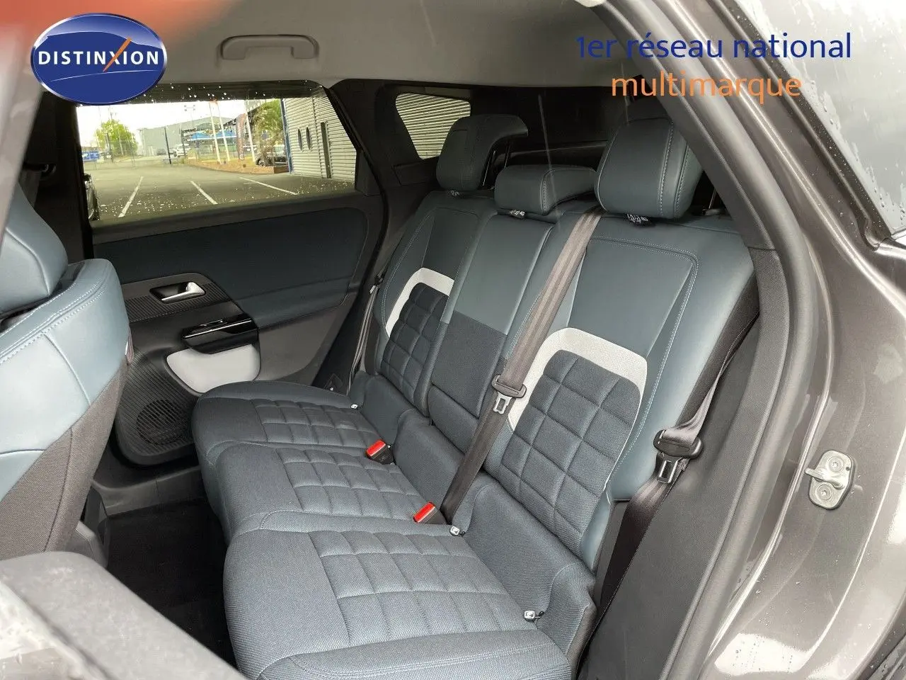 Vue intérieure côté droit des sièges arrière du Citroën C5 Aircross gris platinium, avec sellerie tissu et cuir noir.