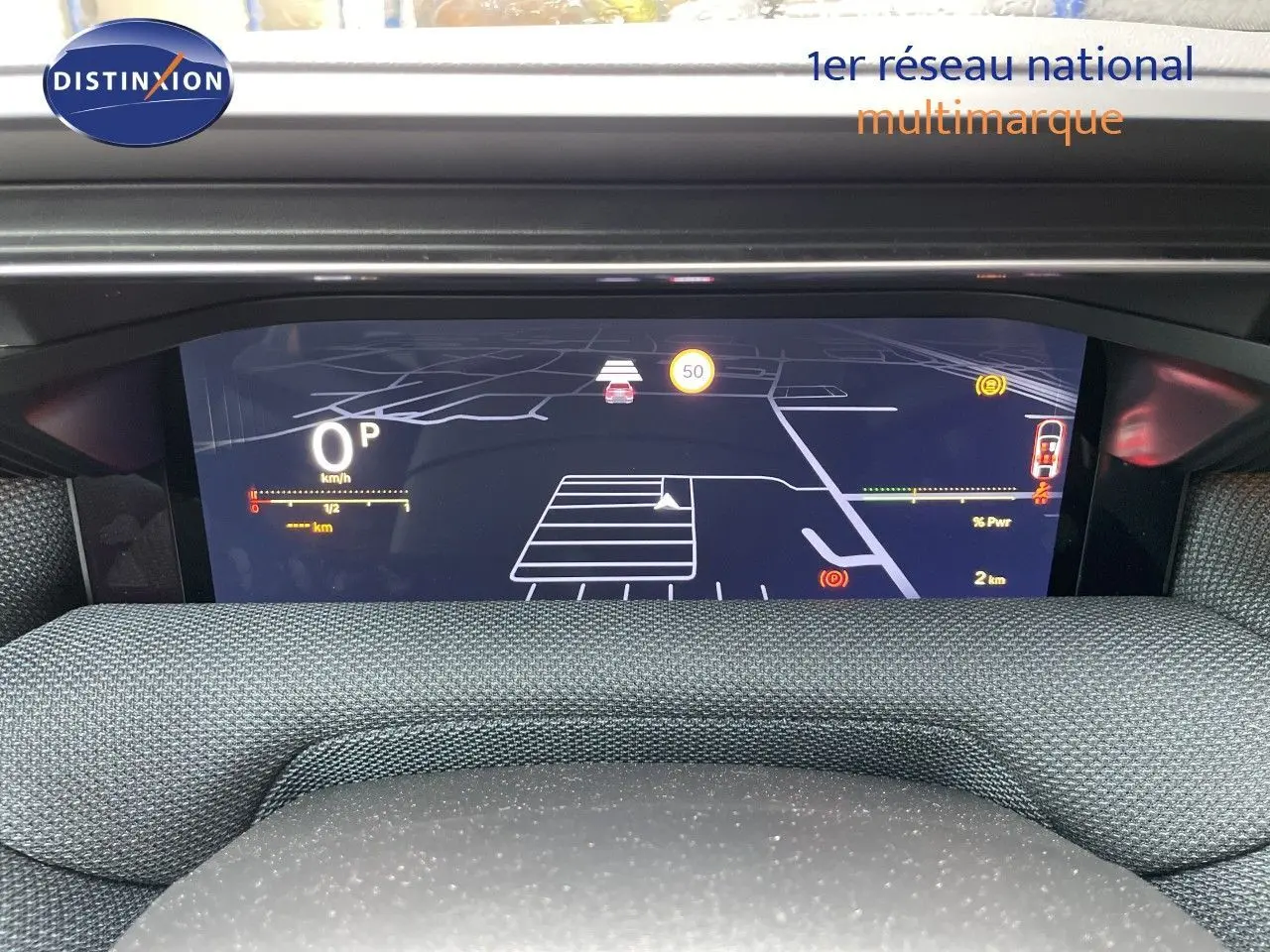Tableau de bord numérique du Citroën C5 Aircross Hybrid 145ch, affichant la navigation et les informations de conduite.