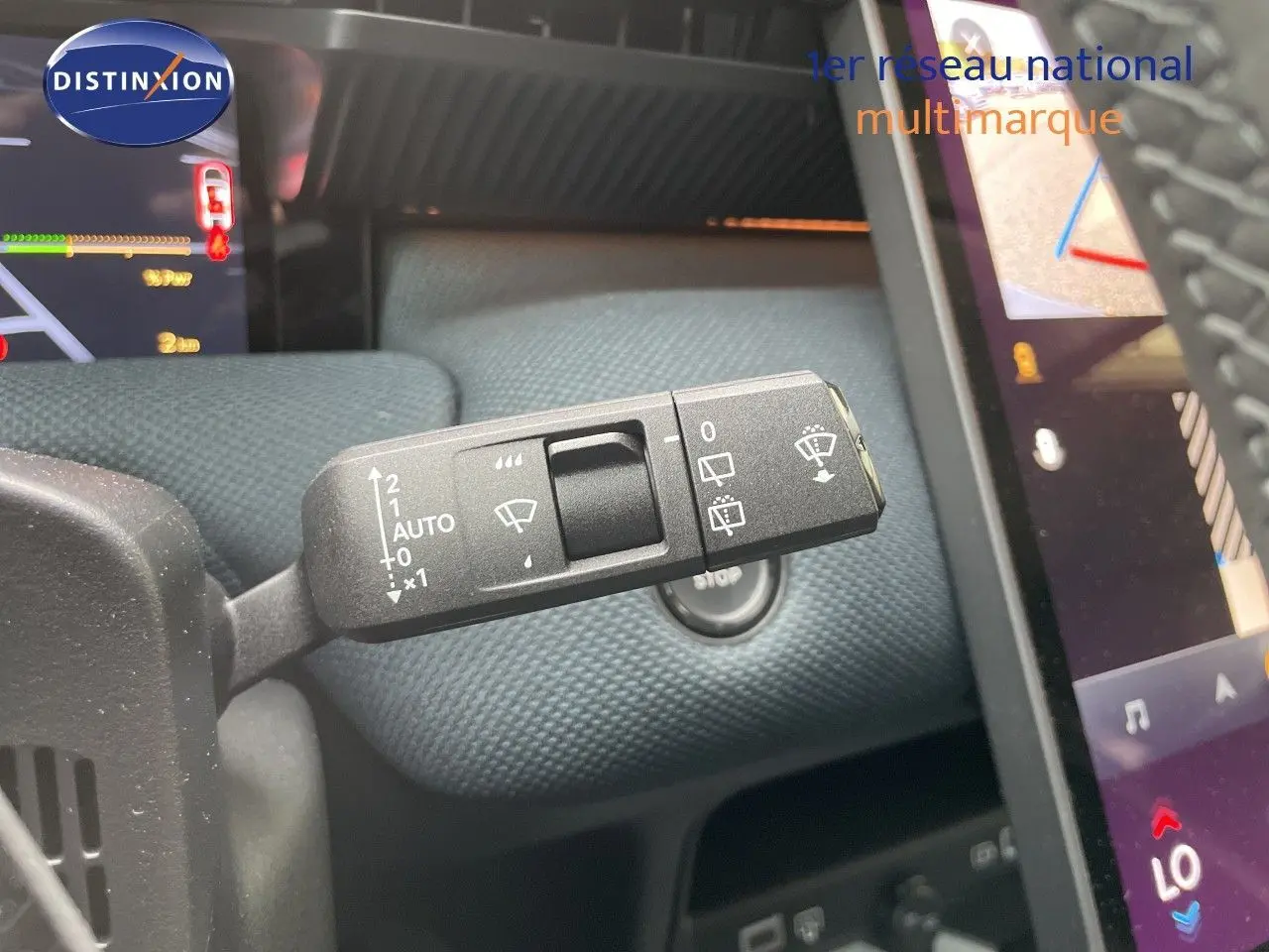 Gros plan sur la commande d’essuie-glace du Citroën C5 Aircross gris platinium, avec tableau de bord et écran tactile en arrière-plan.