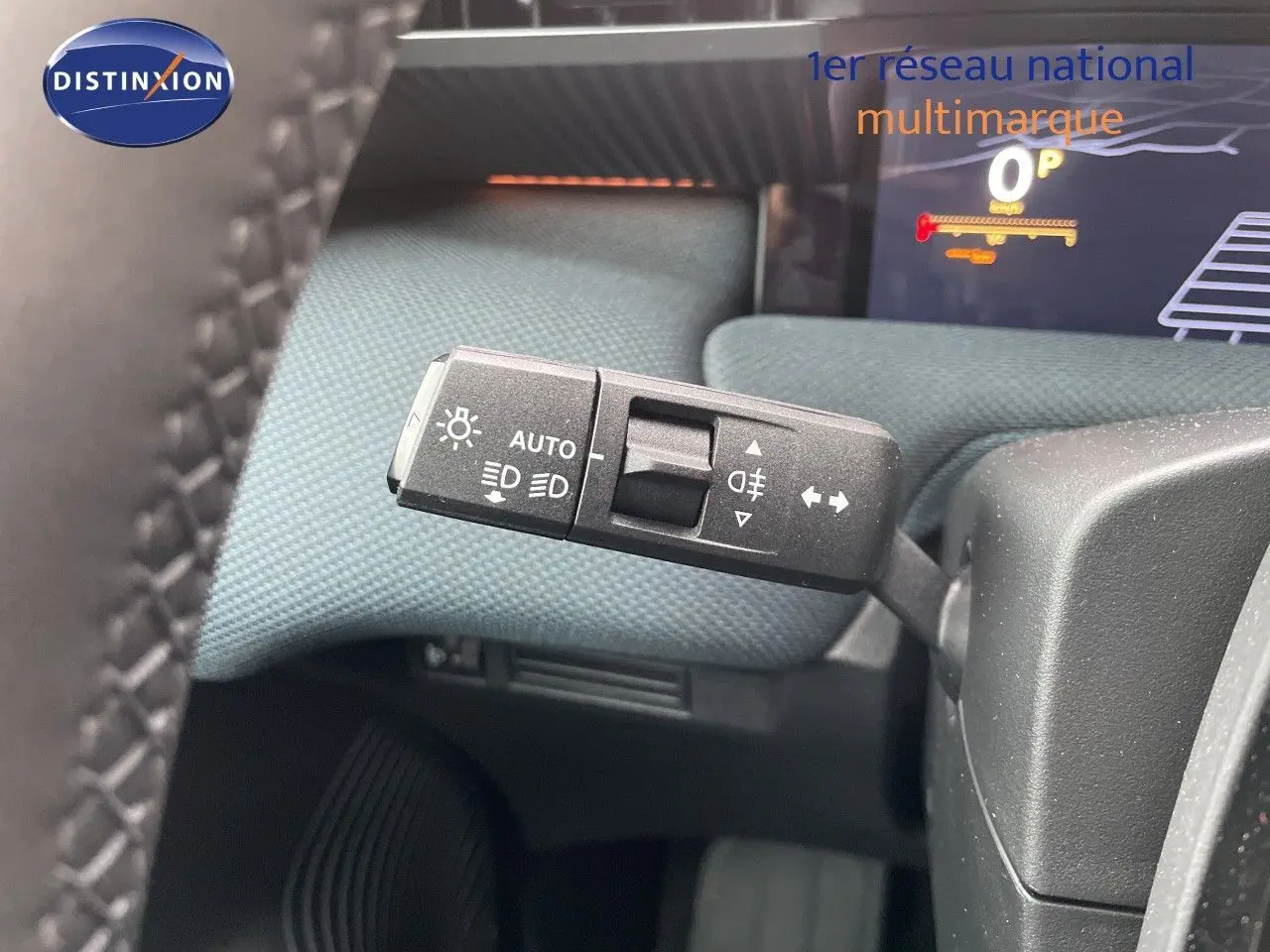 Gros plan sur la commande des feux et clignotants dans l’habitacle du Citroën C5 Aircross gris platinium 2026.