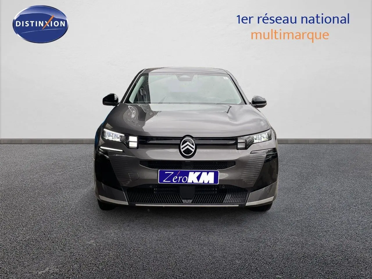 Vue frontale d'un Citroën C5 Aircross Hybrid gris platinium métal avec calandre noire et phares LED allumés.