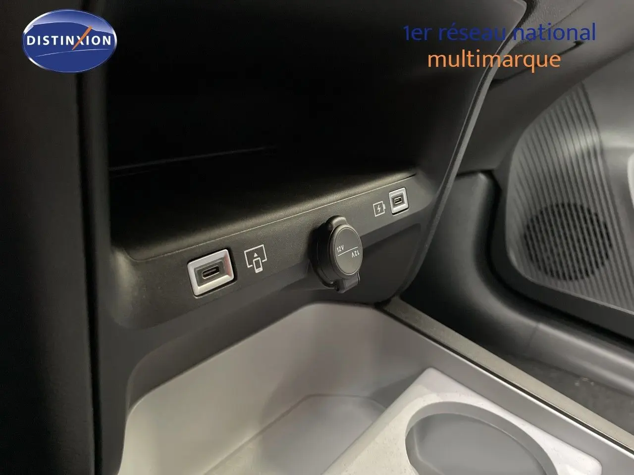 Détail de la console centrale du Citroën C5 Aircross gris platinium, montrant prises USB et prise 12V côté passager.