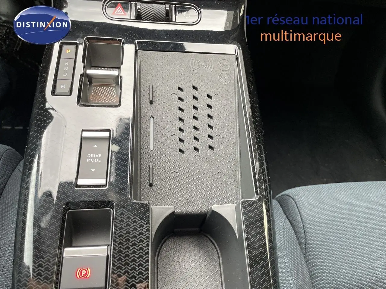 Vue rapprochée de la console centrale du Citroën C5 Aircross Hybrid 2026 avec boîte auto, finition noire brillante et commandes tactiles.