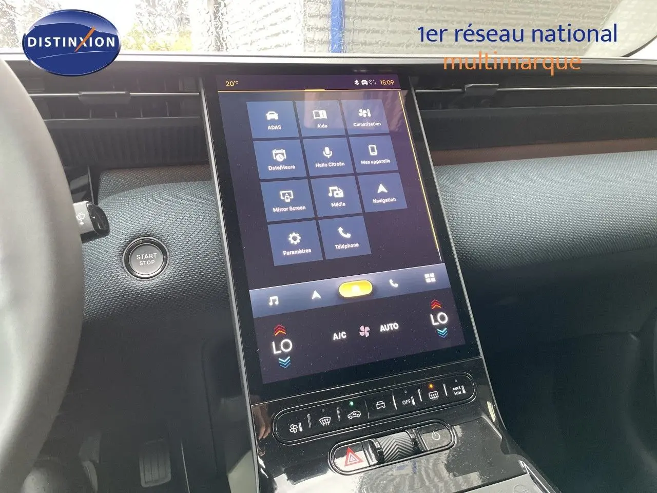 Vue rapprochée de la console centrale tactile du Citroën C5 Aircross gris platinium, avec bouton Start/Stop visible à gauche.