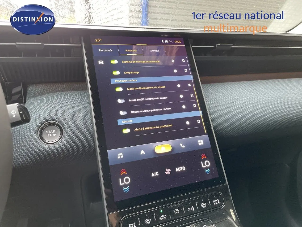 Vue intérieure centrée sur l’écran tactile vertical du tableau de bord du Citroën C5 Aircross gris platinium 2026.