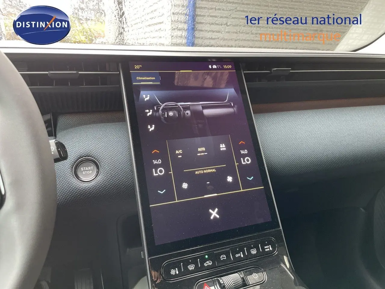 Vue intérieure du tableau de bord du Citroën C5 Aircross Hybrid 2026 avec écran tactile vertical et bouton start/stop.